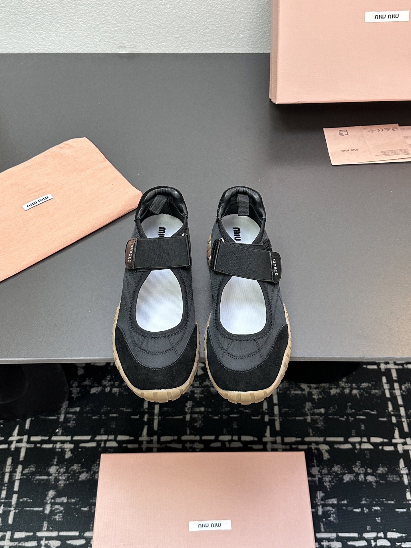 NO:241261,Miumiu·Miao Miu 2025 early spring new technology fabric and velvet calfskin tire sports shoes Velcro sandals This tire pattern combines elegance and sports functions. The dynamic, flexible and durable rubber sole reminds the pattern of the tire. The sneaker is made of high-tech fabric and suede calfskin, reflecting the bold characteristics of Miu Miu. The miu style is integrated into the simple lines of this tire-sole canvas sneaker. The chic logo is decorated on the tongue and the back, embellished with retro. Thick-soled design. Bold and innovative avant-garde, and multi-element collision, conveying a modern style. Simple and high-end. It is easy to match and looks good no matter how you wear it!  Imported silk cloth spliced ​​calfskin inner lining original breathable cloth outsole original wear-resistant tire pattern bottom size 35--40, casual shoes/sports shoes, miumiu, sandals, sneakers, cowhide19860909miumiu·缪缪2025早春新品科技面料和绒 面小牛皮轮胎运动鞋魔术贴款凉鞋 该轮胎纹底结合了优雅和运动功能.动态、柔韧且耐用的橡胶鞋底让人想起轮胎的图案.该款运动鞋采用高科技面料和绒面小牛皮制成,体现了Miu Miu 的大胆特色. miu风格融于此款轮胎底帆布运动鞋的简约线条 别致徽标饰于鞋舌与背后,点缀复古 厚底设计 大胆创新前卫,多元素对撞,传达现代风格简约高级 随意搭配,怎么穿都好看！ 面料进口丝绸布拼接小牛皮 内里原版透气布里 大底原版耐磨轮胎纹底 码数35--40,,休闲鞋/运动鞋,miumiu,sandals,sneakers,cowhide,Women's Shoes