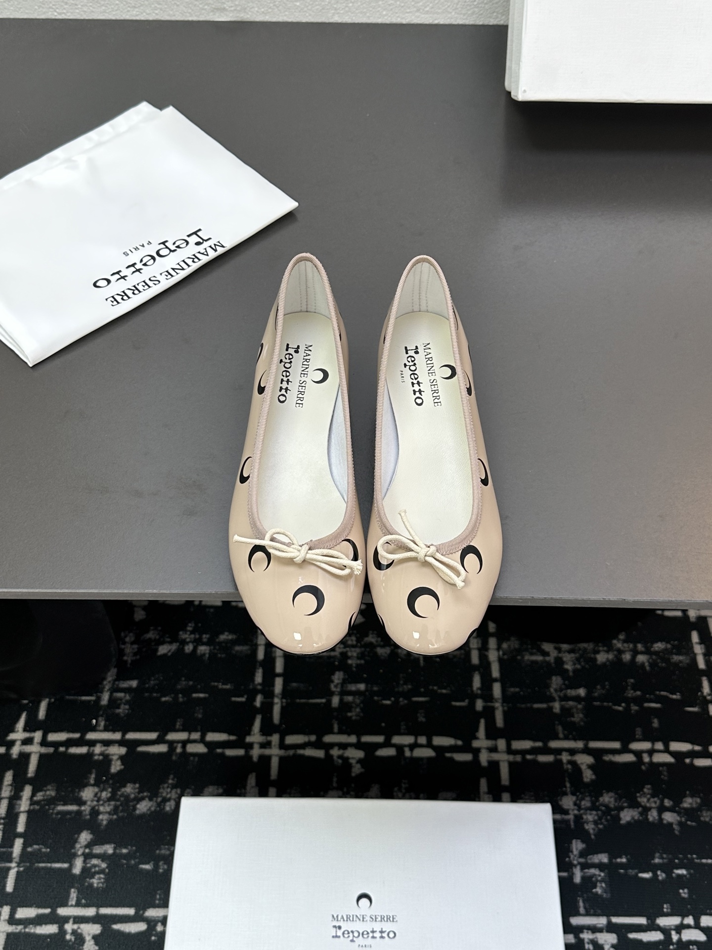 NO:241268,Repett*&MarineSer* 25ss top purchasing version, new spring and summer style, moon ballet shoes, moon ballet shoes are sold out immediately!  It's so popular!  French designer brands and French ballet haute couture brands join hands to launch a new collaboration series!  The two brands are based on the classic repett shoe shapes Lilouh and Camille. The upper and linings are integrated with the iconic MarineSerr* crescent pattern, and use denim, red, black, silver and other colors to show the charm of pioneering and elegance!  Liouh and Camille's two classic Repett shoes are newly interpreted in this collaboration, using marineserr's unique and iconic 