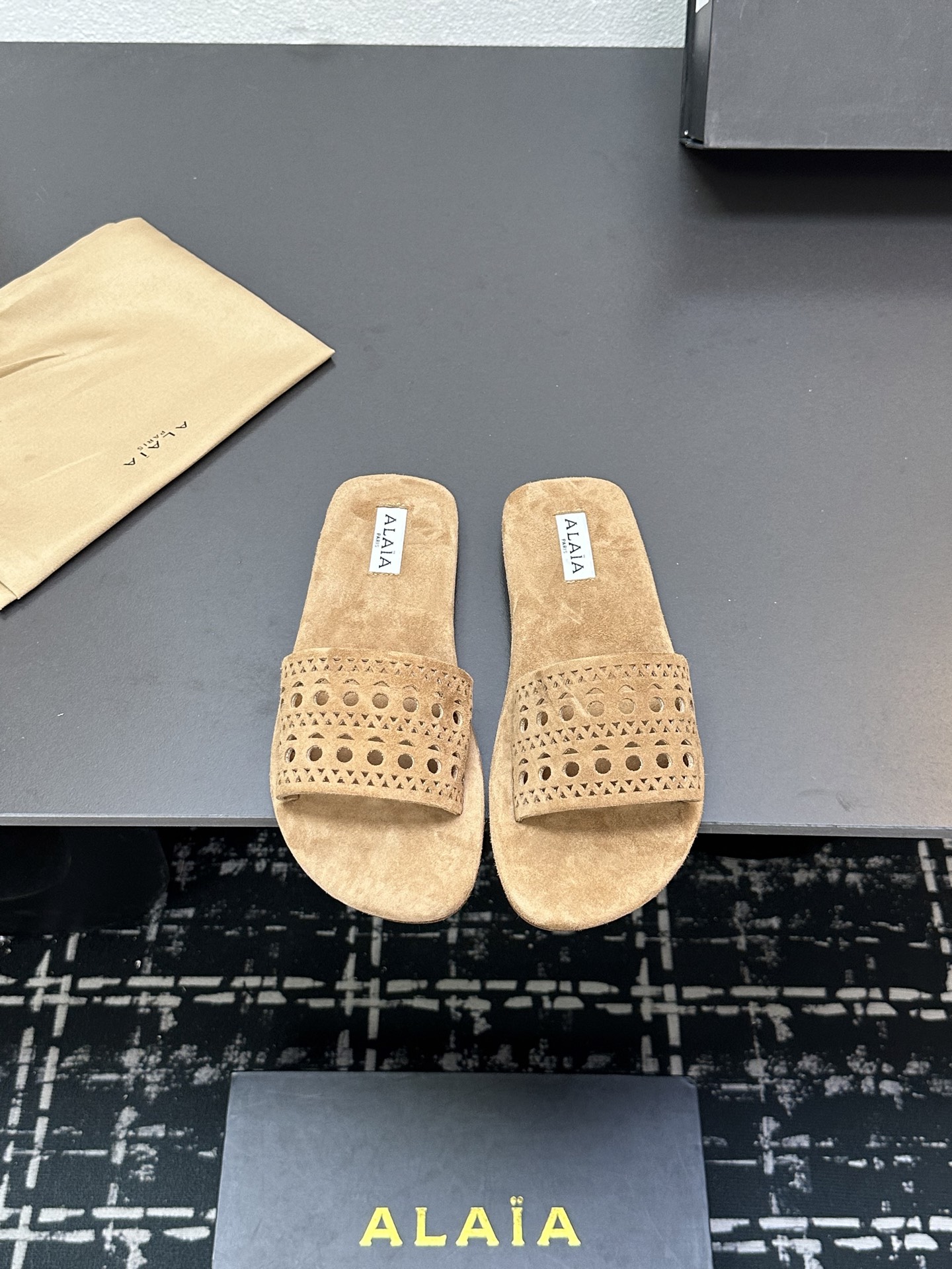 NO:241266,ALAIA's new hollow flat slippers A very easy-to-wear flat shoes. The shoe body is super soft and easy to wear. It's so versatile. Upper sheepskin. Inner footbed sheepskin. Italian genuine leather outsole. Size 35-39 (customized for 40), slippers, alaia, flats, slippers, sheepskin, Leather soles19860909ALAIA新款镂空平底拖鞋 超好穿的一款平底鞋 鞋身超级柔软 好穿到没朋友 百搭单品 鞋面羊皮 内里垫脚羊皮 意大利真皮大底 尺码35-39（40定做）,拖鞋,alaia,flats,slippers,sheepskin,Leather soles,Women's Shoes