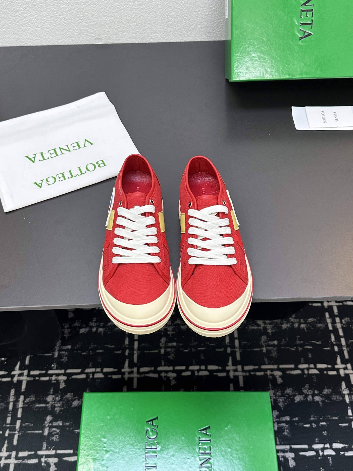 NO:241264,Bottega Veneta BV latest Eliot series, retro basketball shoes, casual sports canvas shoes, it is the gods when it is launched! Inspired by retro basketball sneakers, the color combination shows youthful vitality, perfectly interpreting the theme of youth and childlike innocence. The details are also quite particular. Summer canvas brings excellent durability and comfort. Calfskin trim, rubber toe and hand-painted retro red lines and other designs are full of retro feeling. The round toe and convex soles add a modern feeling, suitable for various styles, easy to grasp the sense of fashionable atmosphere, and the focus is on the feet... You can wear it as a couple's shoes... The red line on each shoe is hand-painted, which is more tasteful and attitude! Fabric: Original custom high-density canvas   cowhide Inside original custom breathable canvas Insoles movable latex cowhide insoles  Original sole open mold non-slip wear-resistant TPU material, bottom thickness 3cm, size women's size 35--40, casual shoes/sports shoes, bottega veneta, bottega veneta, bottega veneta, bottega veneta, bottega veneta, bottega veneta, bottega veneta, sneakers, cowhide19860909Bottega Veneta 葆蝶家BV最新款Eliot系列 复古 篮球鞋 休闲 运动 帆布鞋 上市即封神! 以复古篮球运动鞋为灵感,色彩组合彰显青春活力,完美诠释了青春与童心的主题.其细节处也颇为讲究,夏季帆布带来出色的耐用性与舒适度,小牛皮饰边、橡胶鞋头以及手绘复古红线等设计,复古感满满,圆头与凸鞋底又增添了现代感,适配各种风格 轻松拿捏时髦氛围感 上脚即焦点…可以做情侣鞋穿着哦…… 每只鞋边的红线均为手工绘画,更具品味与态度喔! 面料:原版定制高密度帆布 牛皮 内里原版定制透气帆布 鞋垫活动乳胶牛皮鞋垫 鞋底原版开模防滑耐磨TPU材质 底厚3cm 码数女码35--40,,休闲鞋/运动鞋,bottega veneta,bottega veneta,bottega veneta,sneakers,cowhide,Women's Shoes