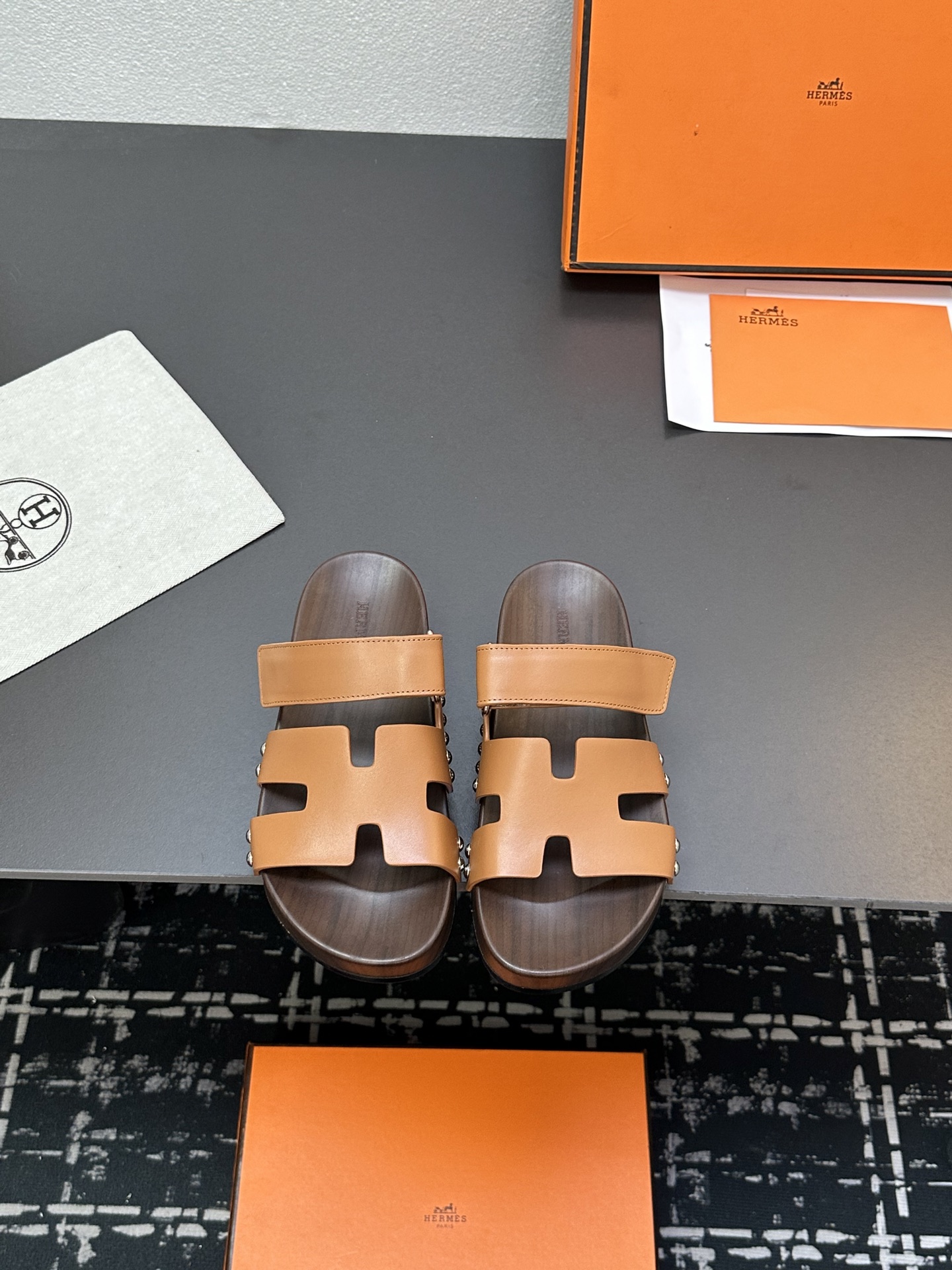 NO:250399,HERMES | 2025 latest Erjiu Magic Imitation Solid Wood Sole Slippers Series Classic style with cloud-like feel, barefoot or paired with socks, they are all fashionable and not as fashionable as they are super cute. In summer, you really need versatile slippers. They look good no matter how you match them, and the casual and advanced feel is also great. They are matched with various colored socks, which is very fashionable. Super beautiful and versatile. Cowhide upper cowhide inner cowhide. Original open mold combination of non-slip wear-resistant soles. Size 35-41 for women (40.41 no return or exchange), slippers, hermes, hermes, slippers, cowhide, socks19860909HERMES爱马仕| 2025 最新款二舅魔术仿实木底拖鞋系列 经典款踩云脚感,光脚或者搭配个袜子穿,都时髦的不行哦超可爱 夏天真的太需要百搭拖鞋了,怎么搭配都好看,随意且高级的感觉舒适度也很棒,搭配各种彩色袜子,潮爆了 超好看百搭 鞋面牛皮 内里牛皮 大底原版开模组合防滑耐磨大底 码数女35-41（40.41不退换）,拖鞋,hermes,hermes,slippers,cowhide,socks,Women's Shoes