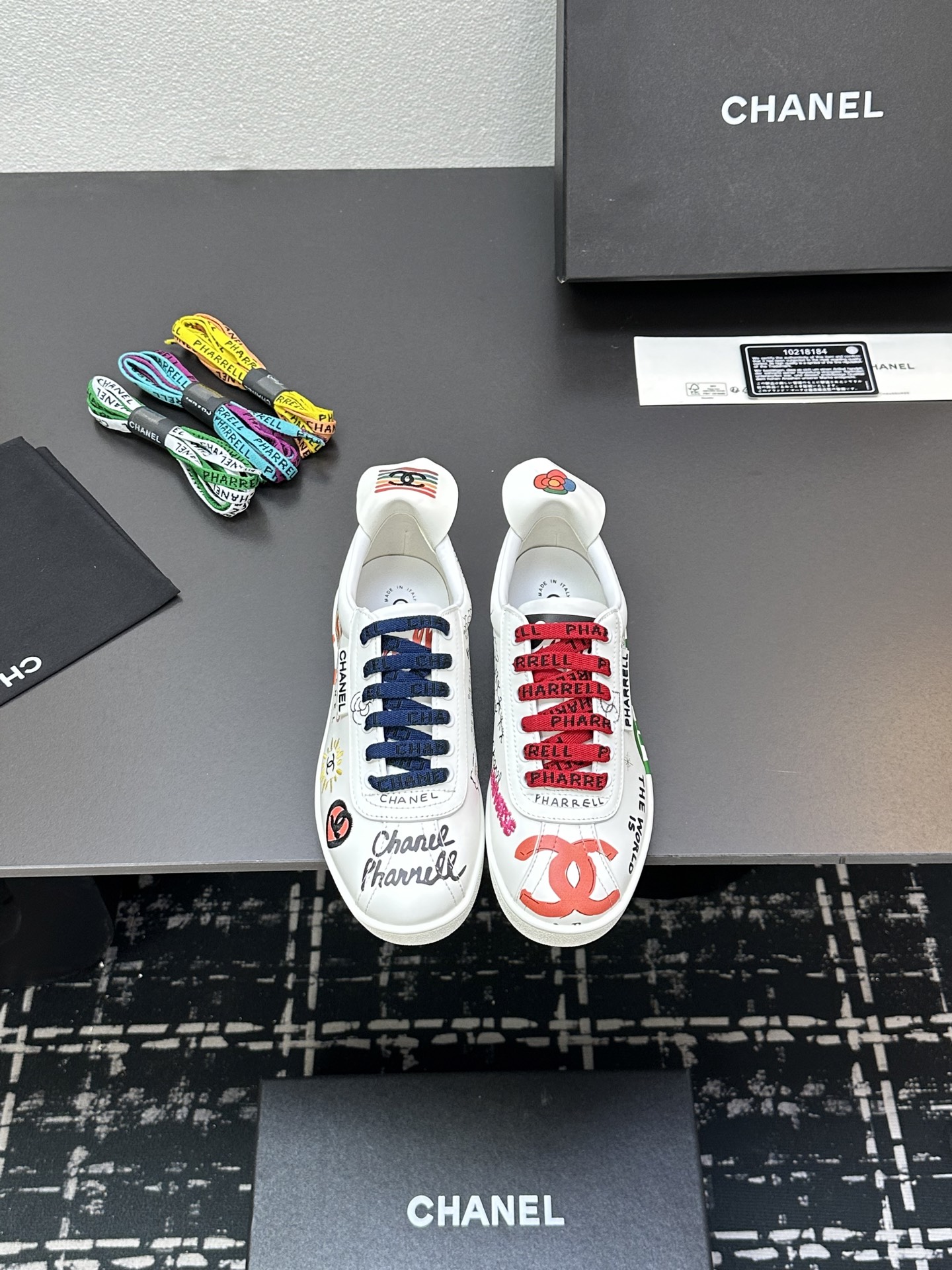 NO:257371,Long-term products, leather women, men CHANEL X Pharrell Chanel Philharrell Co-branded limited edition couple style graffiti white shoes pharrll Williams chose flat casual shoes that look ordinary as the base to embellish the shoe with CHANEL plus double C and CoCo graffiti... and other iconic elements on the shoe. The upper is made of cowhide graffiti. Imported sheepskin sizes for women 35-40. Men's 39-45 (3 pairs of shoelaces are given), casual shoes/sports shoes, chanel, chanel, sneakers, cowhide, sheepskin19860909长期做货,皮面女,男 CHANEL X Pharrell 香奈儿菲董联名限量款情侣款涂鸦小白鞋pharrll Williams选择了看起来再普通不过的平底休闲鞋作为基底将CHANEL外加双C以及CoCo涂鸦字样...等标志性元素点缀于鞋身上 鞋面采用牛皮涂鸦制作 内里进口羊皮 码数女款35-40 男款39-45 (赠送3对鞋带),休闲鞋/运动鞋,chanel,chanel,sneakers,cowhide,sheepskin,Women's Shoes