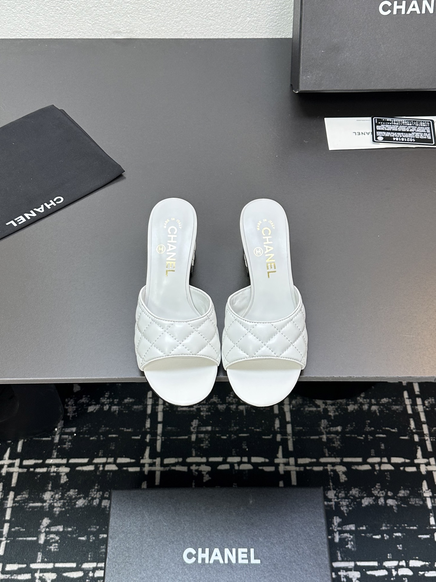 NO:257369,CHANE* ｜Xiaoxiang 24P new bow slippers The color is very summer and the style is really classic. Is this slipper really beautiful on the feet?  The fabric is imported sheepskin/special fabric. The inner lining and footrest are made of sheepskin. Italian imported cowhide outsole. Size 35-39 (customized by 40/41), slippers, chanel, slippers, cowhide, sheepskin19860909CHANE* ｜小香24P新品蝴蝶结拖鞋 颜色很夏天不说款式真的很经典 这款拖鞋上脚真的是美到爆好吗！ 面料采用进口羊皮/特殊布料 内里和垫脚采用羊皮 意大利进口牛皮大底 码数35-39（40/41定制）,拖鞋,chanel,slippers,cowhide,sheepskin,Women's Shoes