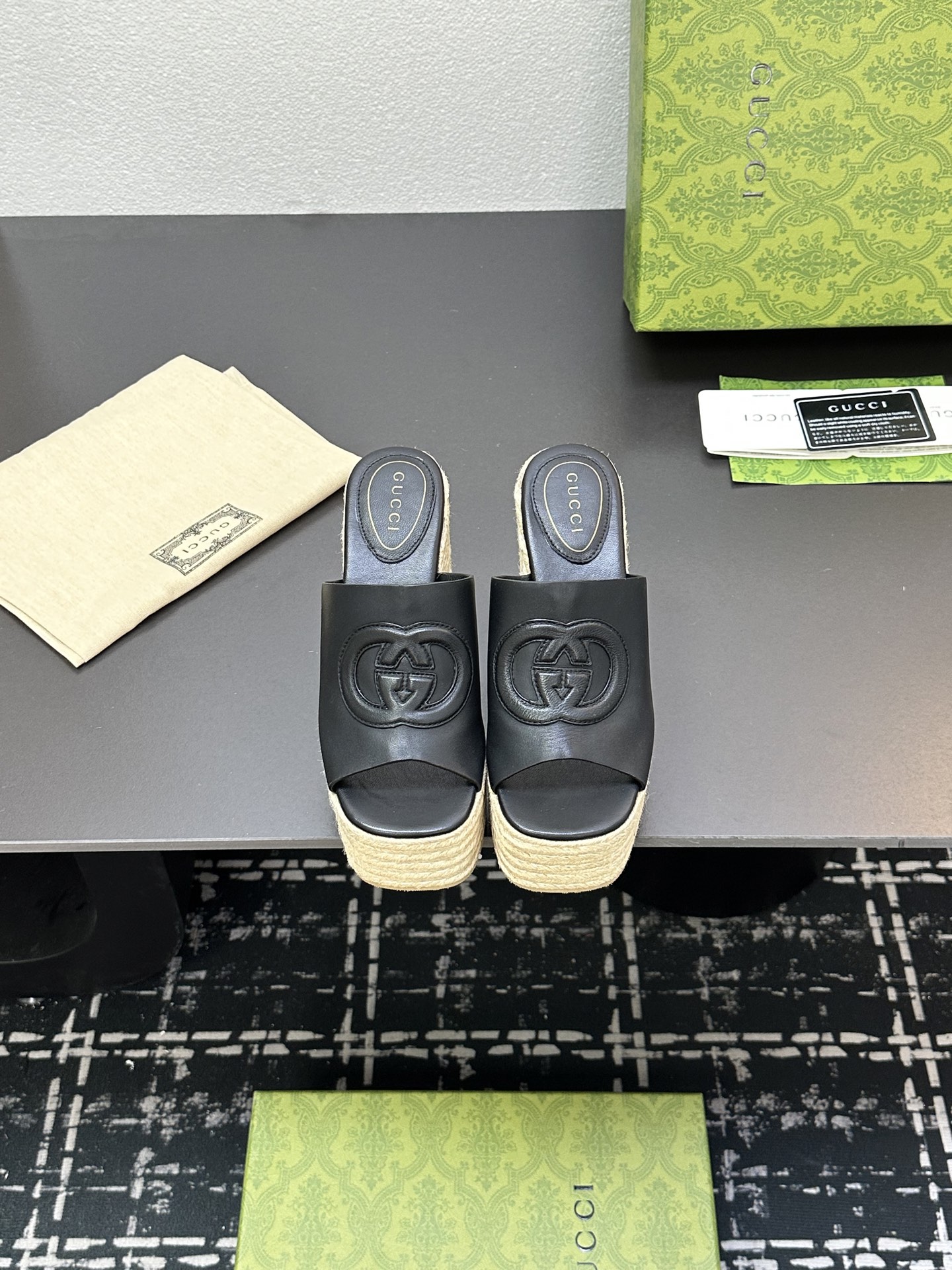 NO:250395,Gucc* Classic double G-heeled thick-soled slippers This is really a blessing for short girls. It is both retro and fashionable and very versatile. It looks good when worn with various socks. It becomes long legs in seconds. Thick-soled shoes make you look slim and tall. It is super proportional~ The upper is made of original custom leather. The inner foot pads are all made of sheepskin. Italian imported cowhide. The front height is 4cm and the rear height is 10.5cm Size35-39 (customized by 40/41/42), slippers, gucci, slippers, cowhide, sheepskin, socks19860909Gucc* 经典双G坡跟厚底拖鞋 这款真的是矮个子美眉的福音 既复古又时髦而且很还百搭 搭配各种袜子穿都好看 秒变大长腿 厚底鞋 显瘦显高 超显比例的哦～ 鞋面采用原版定制皮料 内里垫脚均为羊皮材质 意大利进口牛皮大底 前高4cm 后高10.5cm Size35-39（40/41/42定制）,拖鞋,gucci,slippers,cowhide,sheepskin,socks,Women's Shoes