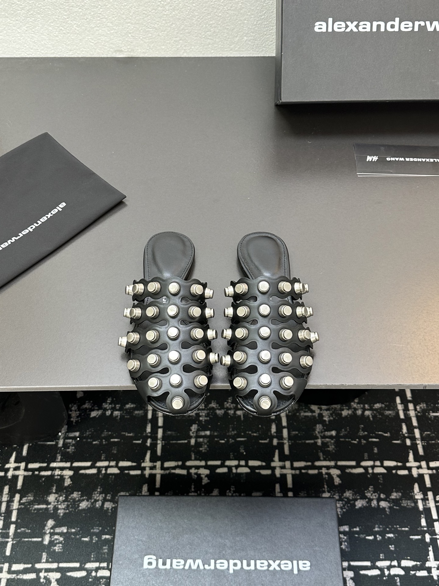 NO:250393,Purchase quality Alexander wang Alexander wang 2025 flat rivet sandals slippers Original special material craftsmanship footbed sheepskin outsole Italian leather outsole Size#35-41, semi-drag, alexander wang, sandals, slippers, sheepskin, Leather soles19860909代购品质 Alexander wang亚力山大王 2025平底铆钉凉鞋拖鞋 鞋面原版特殊材料工艺 垫脚羊皮 大底意大利真皮大底 Size#35-41,半拖,alexander wang,sandals,slippers,sheepskin,Leather soles,Women's Shoes