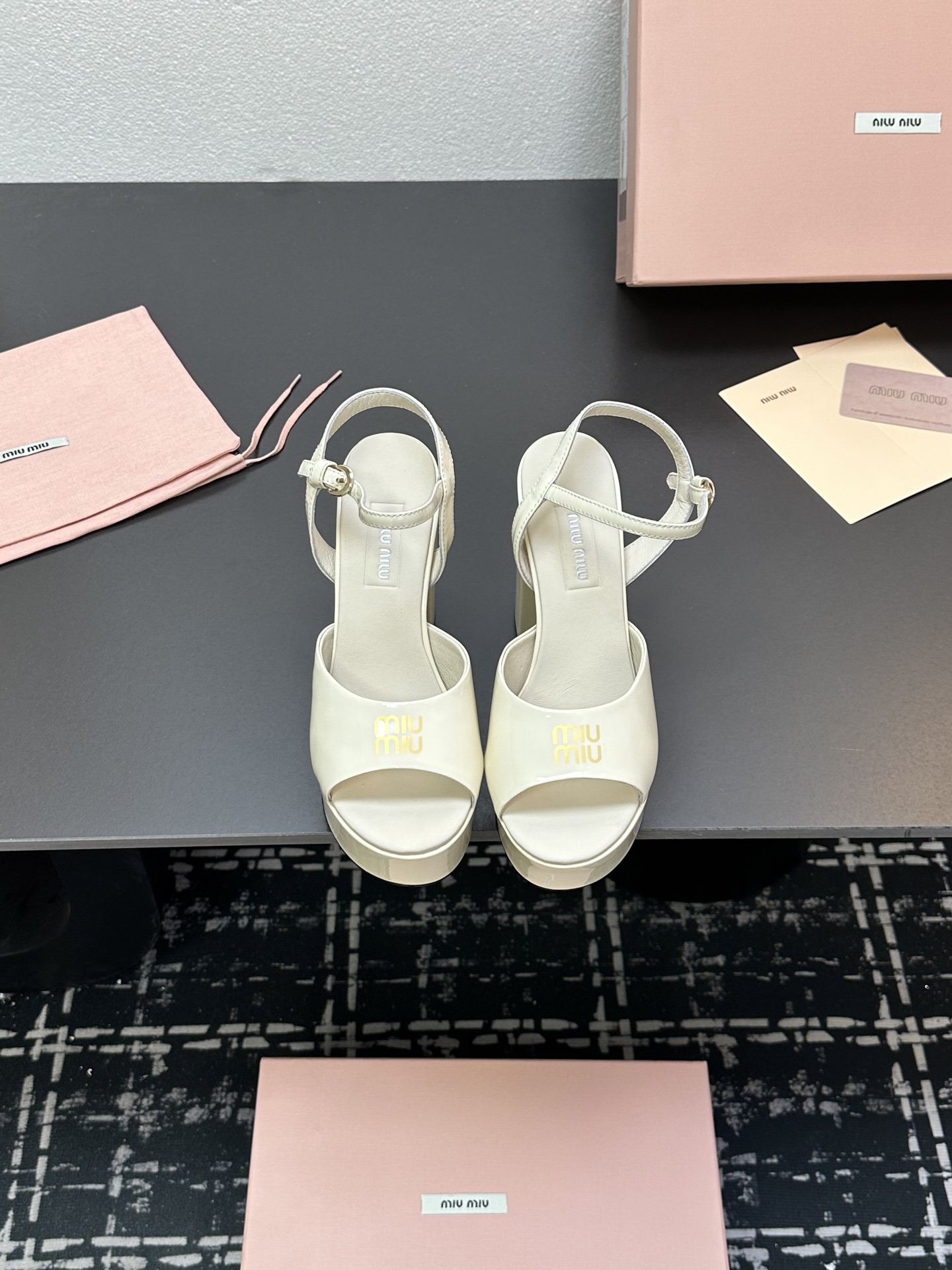 NO:249490,Miumiu 25s spring and summer new waterproof platform thick heel sandals. The distinctive design style and unique beauty. The strong highlights the unrestrained modern attitude. The creation is beautiful and smooth appearance, and the foot is comfortable and fashionable. The upper is made of imported silk material. The tiptoe inside is sheepskin. Italian imported cowhide. The water platform is 3.2cm. Heel height is 10cm. zesi35-39 (40/41/42), sandals, miumiu, sandals, cowhide, sheepskin, real silk.19860909miumiu 缪缪25s春夏新品防水台 粗跟凉鞋 鲜明的设计风格和独特的美感 极强的彰显着个性不羁的摩登态度 创作即外观线条优美流畅 又上脚舒适时髦精必入款. 鞋面采用进口真丝材质 内里踮脚均为羊皮 意大利进口牛皮大底 水台3.2cm 跟高10cm zesi35-39（40/41/42）,凉鞋,miumiu,sandals,cowhide,sheepskin,real silk,Women's Shoes