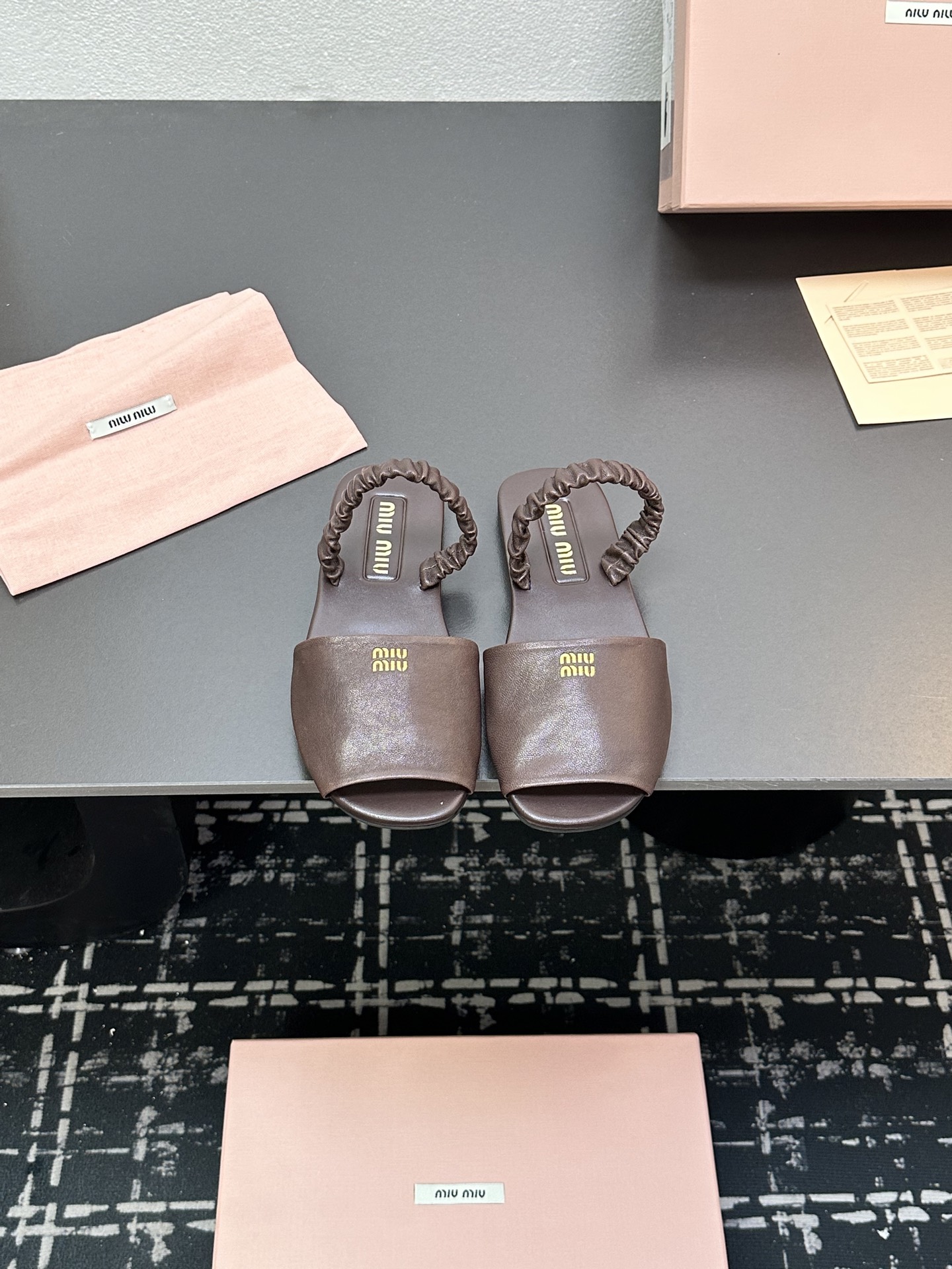 NO:249485,Purchase grade MiuMiu Ss Early Spring New Style, Lazy Sandals with one foot, Official Spring and Summer Show new style, fashionable and versatile, salty and sweet, and not grinding at all. Whether worn barefoot or socks, it will reduce age and be super invincible and versatile!  Upper sheepskin inner foot pad sheepskin original sole rubber outsole Size# 35-39 (40. Custom made no return or exchange), sandals, miumiu, sandals, sheepskin, socks19860909代购级 MiuMiu 缪缪 ss早春新款 一脚蹬懒人凉鞋 官方春夏走秀新款,时髦百搭·即可咸又可甜 一点也不磨脚 无论光脚穿还是搭配袜子穿都超级减龄 超级无敌百搭！ 鞋面羊皮 内里垫脚羊皮 鞋底原版橡胶大底 Size# 35-39（40.订做不退换）,凉鞋,miumiu,sandals,sheepskin,socks,Women's Shoes