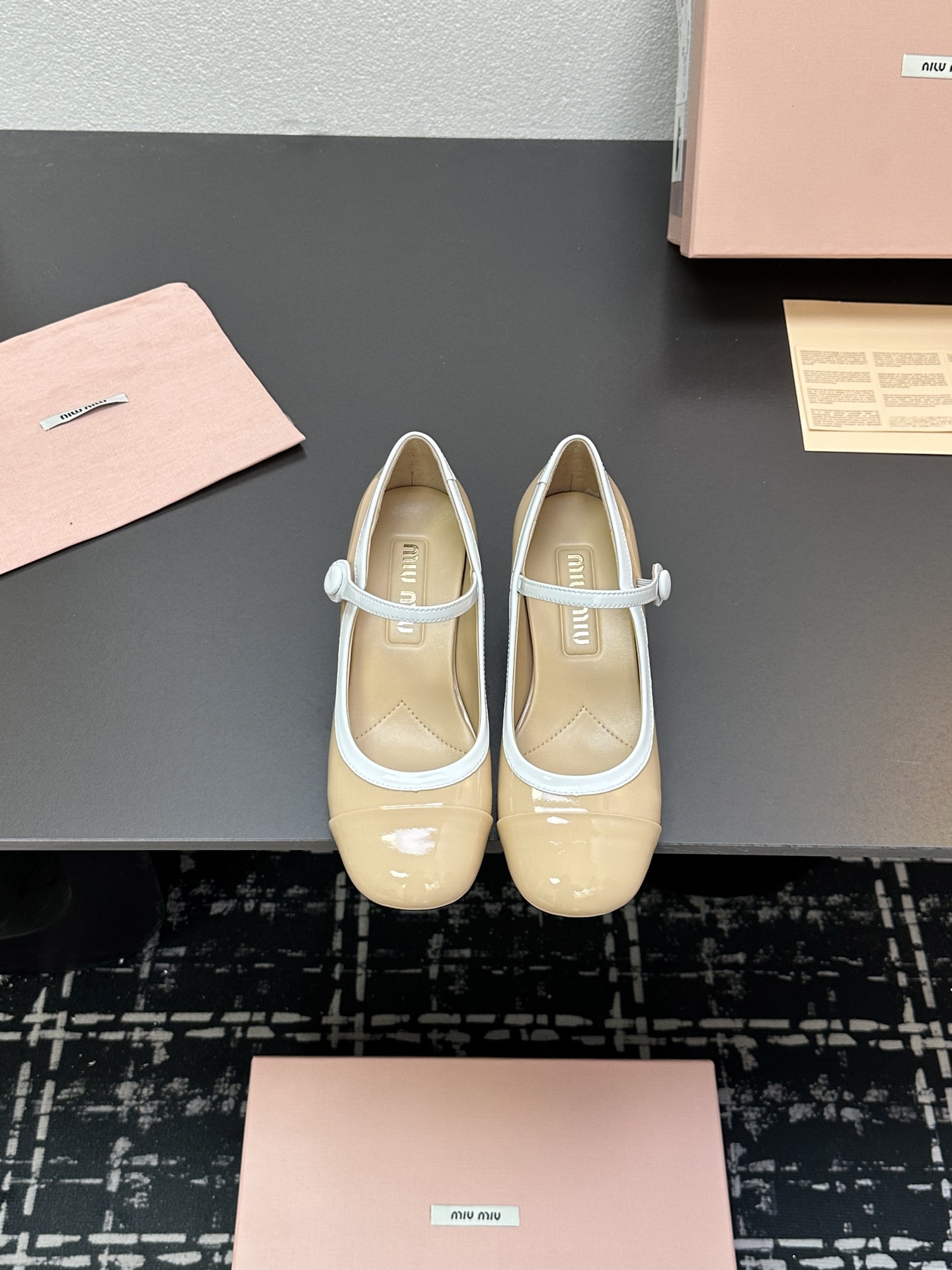 NO:249483,Miu Miu | Miu Miu 2025 early spring new product button thick heel Mary Zhen, the counter mainly features the latest catwalk style, and the bow retro Mary Zhen thick heel shoes are popular!  The high-quality products of Miao family, top-level craftsmanship creates a sense of precision quality, invincible comfort, and is definitely a love-loving model at first sight!  Fashionable and versatile, a must-have for everyone!  Top-grade top-layer calf patent leather inner lining: imported sheepskin lining, original Italian leather outsole, heel height 4cm, size: 35-39 (40.41 custom-made, non-return, exchange), Mary Jane, miumiu, mary jane, sheepskin, Leather soles19860909Miu Miu | 缪缪 2025早春新品钮扣粗跟玛丽珍 专柜主打最新走秀款 蝴蝶结复古玛丽珍粗跟单鞋火爆上新！ 缪家高货 顶级工艺打造精品质感 无敌舒适 绝对是一见钟情款！时尚百搭,人手必备！ 鞋面顶级头层小牛漆皮 内里: 进口羊皮里 大底原版意大利真皮大底 跟高4cm 码数: 35-39(40.41定制不退换）,玛丽珍,miumiu,mary jane,sheepskin,Leather soles,Women's Shoes