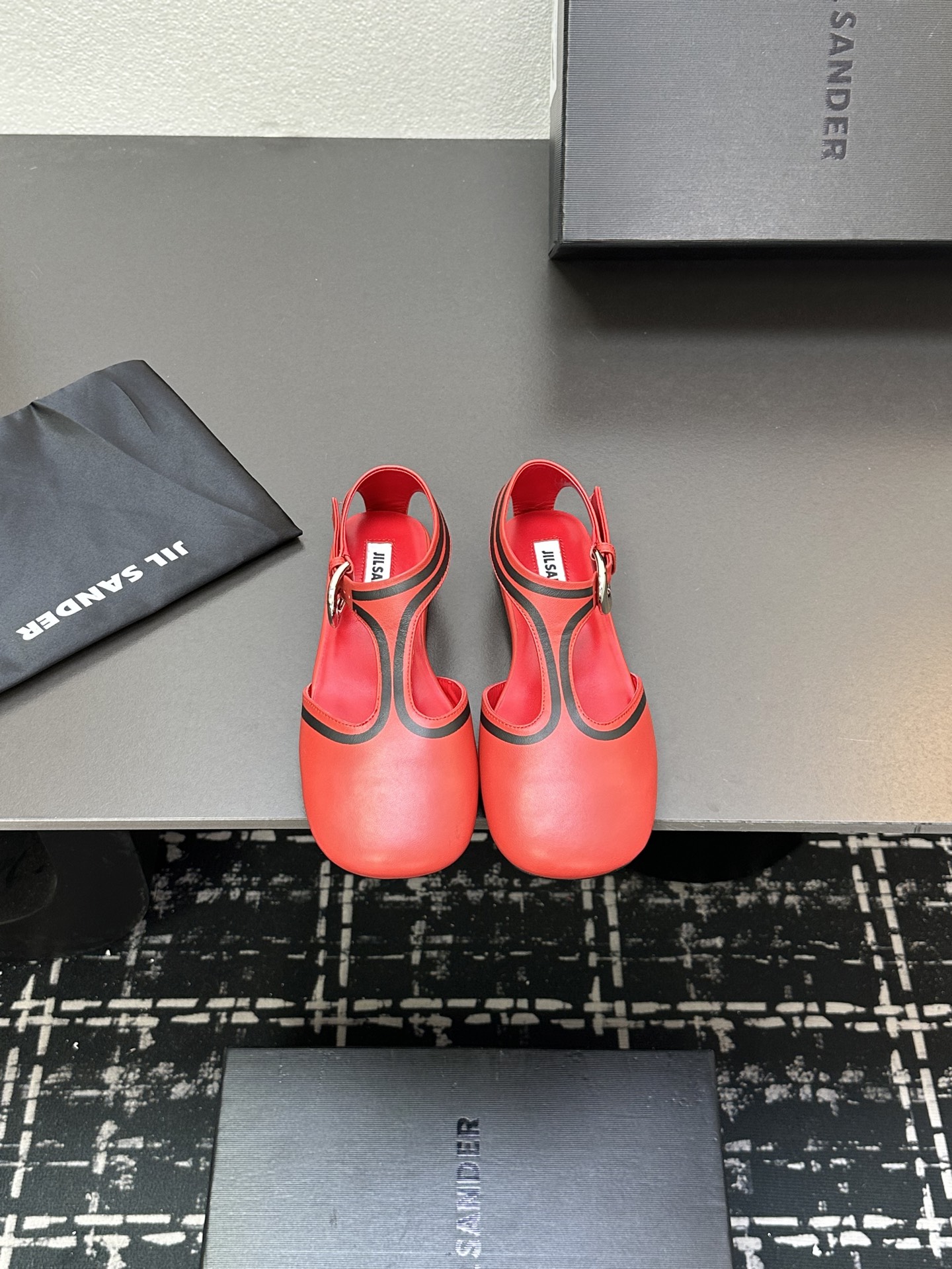 NO:259020,Jilsander Jilsander 25 Spring and Summer New Flat Sole Round-toe Doll Shoes Bag Sandals!  I really like this brand very much!  Simple, fashionable, trendy and versatile, with a round head design that is so cute that it is explosive!  A must-have for shopping and work every day!  Fairies, hurry up and buy a pair!  The upper is made of mixed-bred sheepskin, inner foot padded lambskin, and imported genuine leather sole from Italy!  Number of sizes: 35-40 (40 custom made without return) with original packaging, sandals, jil sander, sandals, sheepskin, Leather soles19860909Jilsander 吉尔.桑达25春夏新款平底圆头娃娃鞋包头凉鞋！这个牌子真的超喜欢超喜欢超喜欢！简约 时尚 潮流 百搭集于一身,圆头设计简上脚可爱到爆炸！日常逛街上班必备！仙女们赶紧入手一双吧！ 鞋面采用混种羊皮 内里垫脚小羊皮 意大利进口真皮大底！ 码数:35-40（40订做不退换） 配原版包装,凉鞋,jil sander,sandals,sheepskin,Leather soles,Women's Shoes