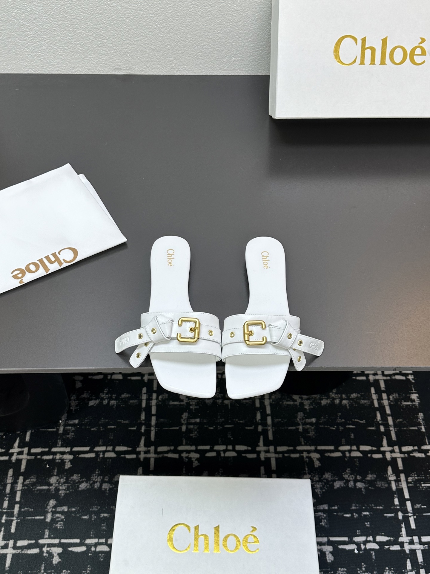 NO:259018,Chloe 25 spring and summer new beautiful bow buckle square head flat slippers!  The minimalist beauty that has been lost in the fashion industry, classic and fashionable color scheme, effortless elegance, fashionable, exquisite and beautiful!  Fashionable and simple new style of daily slippers, beautiful and high-end slippers!  Very nice to wear!  The upper is made of mixed-bred sheepskin, inner footbed sheepskin imported from Italy Size: 35-40 (40 custom made without return), slippers, chloe, loewe, slippers, sheepskin, Leather soles19860909Chloe 克洛伊 25春夏新款绝美蝴蝶结扣带方头平底拖鞋！时尚界久违的极简之美 经典时尚配色 毫不费力的优雅风来袭 时髦 精致 绝美 ！ 时尚气质简约新款日常拖鞋美出高级感拖鞋！上脚超好看！ 鞋面采用混种羊皮 内里垫脚羊皮 意大利进口真皮大底 码数:35-40（40 订做不退换）,拖鞋,chloe,loewe,slippers,sheepskin,Leather soles,Women's Shoes