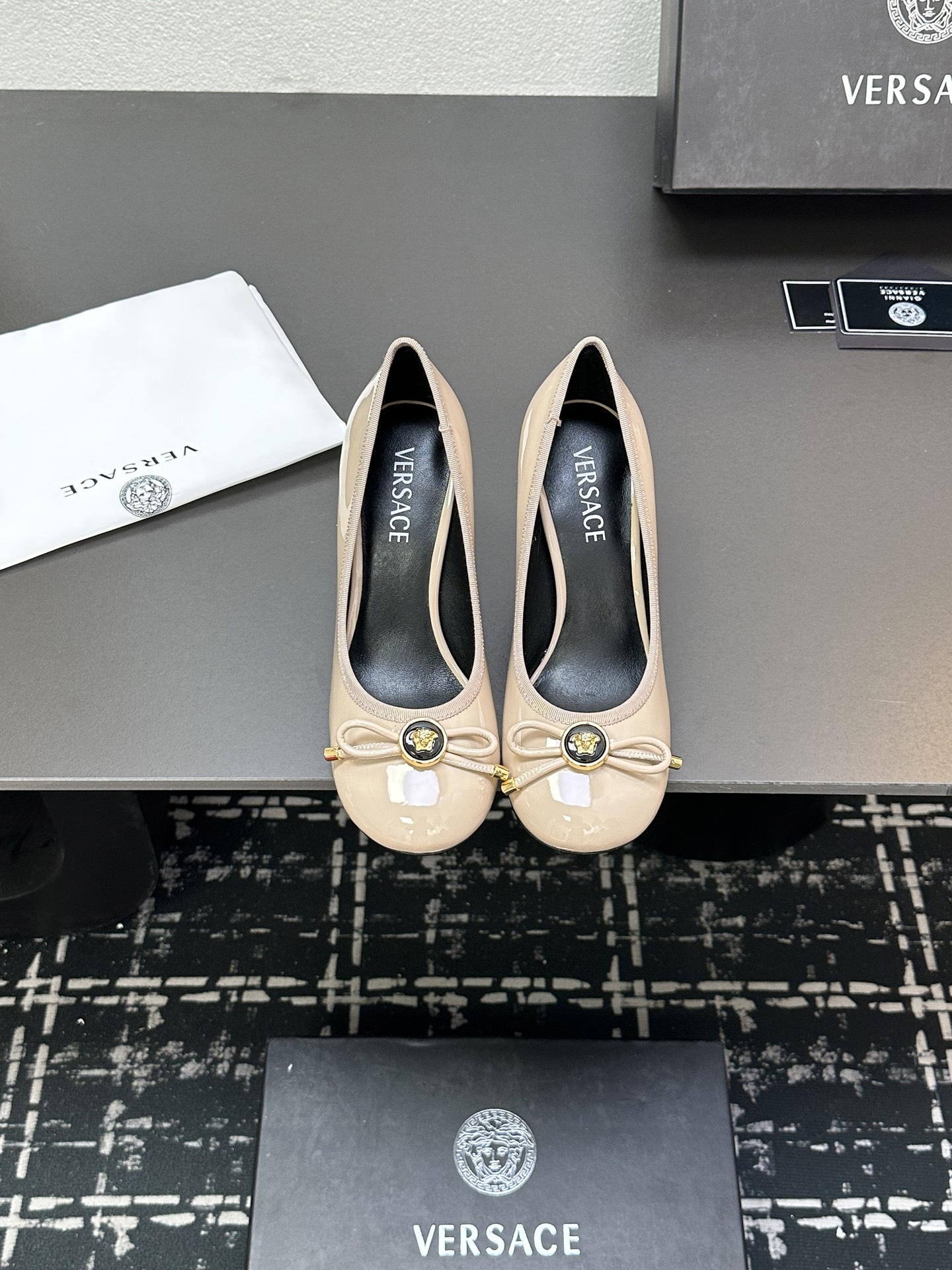 NO:259012,Versace niche trend brand Versace 2025 spring and summer new bow round-toe Marie Jane high heel shoes ————————————————————— Milan show with simple and capable style, fairy-tale Atlantis or magical ocean theme, bright color matching, bright colors and free contours, and full of artistic sense. This series is also full of Versace’s iconic charm elements!  The upper is made of soft patent leather, inner foot pad imported sheepskin, imported Italian original color genuine leather outsole Heel height: about 8.5cm Size: 35-40 (40 custom made without return and exchange) With original packaging, high heels, versace, versace, mary jane, high heels, sheepskin, Leather soles19860909小众潮牌Versace 范思哲2025春夏新款蝴蝶结圆头玛丽珍高跟单鞋 ———————————— 米兰秀场同简约干练的版型,童话般的亚特兰蒂斯或神奇的海洋主题,明亮的彩色配色,鲜艳的颜色和自由的轮廓,同时充满艺术感. 这个系列也充满了范思哲标志性的魅力元素 ！ 鞋面采用软漆皮 内里垫脚进口羊皮 意大利进口原色真皮大底 跟高:约8.5cm 码数:35-40（40定制不退换） 配原版包装,高跟鞋单鞋,versace,versace,mary jane,high heels,sheepskin,Leather soles,Women's Shoes