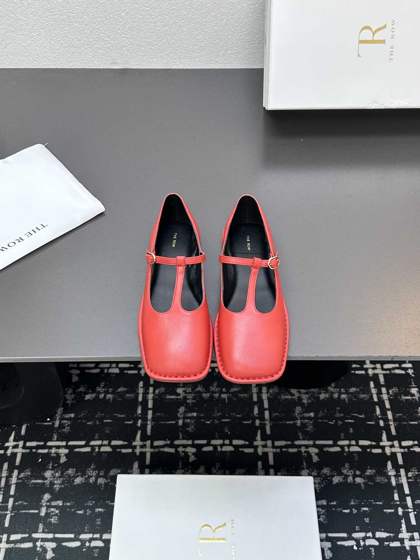 NO:259010,The Row niche trendy brand 25ss spring and summer new style square-head T-string flat-soled Mary Zhen Two pairs of golden beauty need to be shared immediately Super soft and glutinous leather, not tired, soft sole super comfortable, big-mouthed head super personality Therow style full of old money style The upper is made of original imported cowhide, inner foot pad sheepskin original custom rubber sole Size35-39 (40 custom made no return or exchange), Mary Zhen, mary jane, cowhide, sheepskin19860909The Row 小众潮牌 25ss春夏新款 方头T字带 平底 玛丽珍 两双金灿灿的美丽需要立马分享 超级软糯的皮子,暴走不累 软底的超级舒服 大方头超级个性 Therow风十足 老钱风满满 鞋面采用原版进口牛皮 内里垫脚羊皮 鞋底原版定制橡胶大底 Size35-39（40 定做不退换),玛丽珍,mary jane,cowhide,sheepskin,Women's Shoes