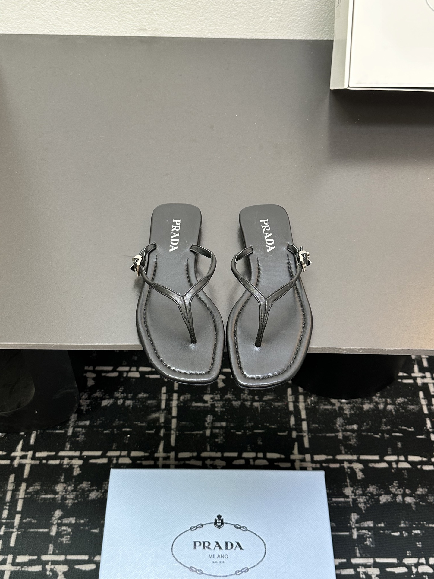 NO:245515,Prada Prada 2025 latest spring and summer new style of clip sandals and slippers, lightweight and comfortable, bright colors, satisfying a variety of choices for fashionable people in different styles!  The iconic metal triangle logo clip slippers are paired with ancient beach sandals, and every design element is on the trendy point!  Imported sheepskin fabric, imported sheepskin inner lining, thick leather outsole, size 35-39 (40.41 custom made, no return or replacement), split-toed shoes, prada, prada, sandals, slippers, sheepskin, Leather soles19860909prada普拉达2025最新春夏新款夹脚凉鞋拖鞋 轻便舒适 鲜艳色彩 满足不同风格时髦人士的多种选择！标志性金属三角标夹脚拖鞋搭配古沙滩凉鞋造型,每一个设计元素都踩在时髦点上！ 面料进口羊皮 内里进口羊皮内里 底厚真皮大底 码数35-39（40.41定制不退不换）,分趾鞋,prada,prada,sandals,slippers,sheepskin,Leather soles,Women's Shoes