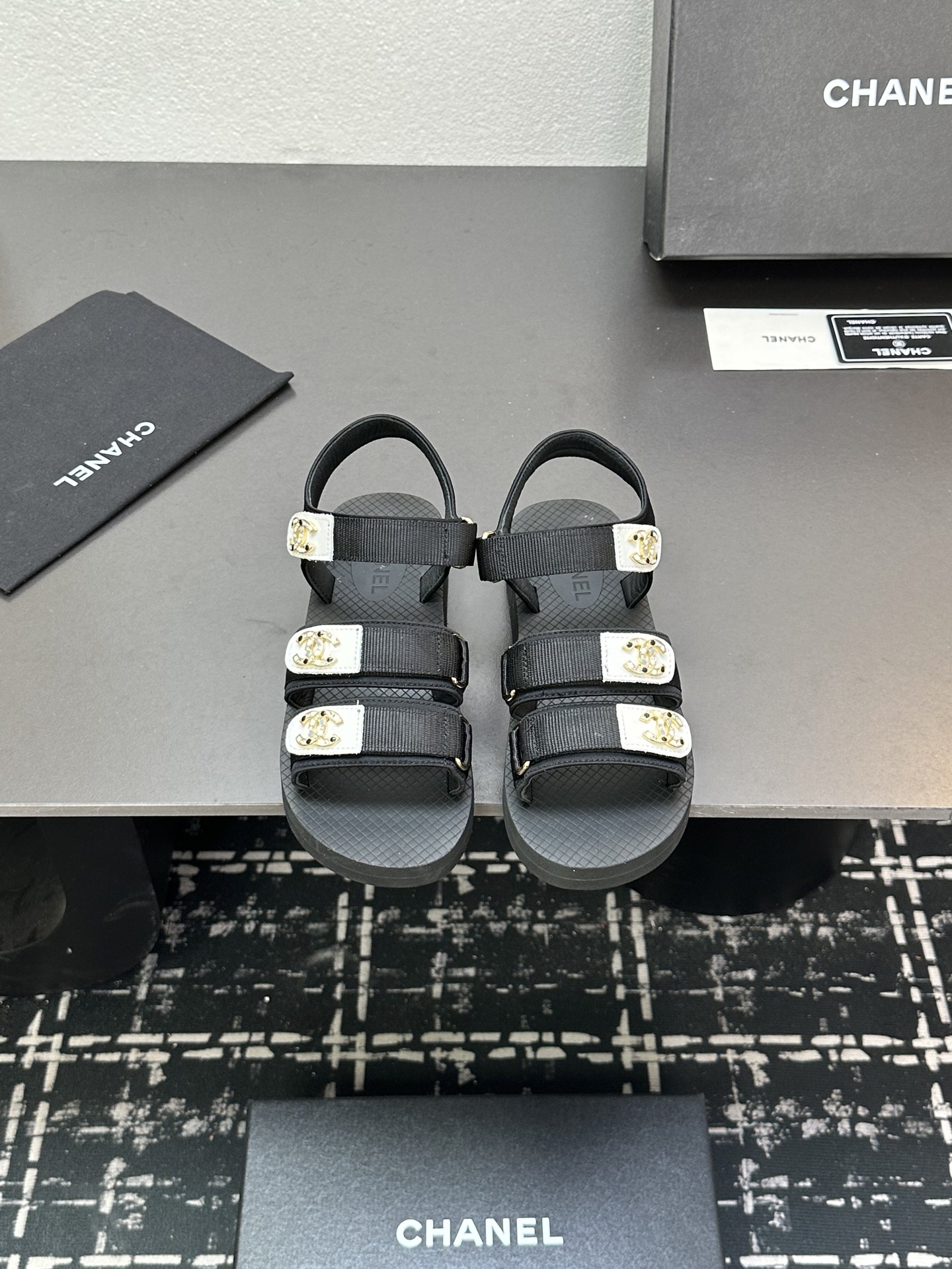 NO:245592,2025★★★★★★ Many celebrities are popular, a versatile series that domestic and foreign bloggers are popular. A must-have for spring and summer wardrobe matching. Sandals are the first choice. Upper silk lining: imported crystal sheepskin lining, original mold-open custom foam sole, shoe size: 35-39 (40, 41, custom made, no return or exchange) Delivery luxury latest counter synchronous packaging, sandals, sandals, sheepskin, silk fabric198609092025★★★★★ 众多明星网红上脚,国内外博主刷爆的一个百搭系列,春夏衣橱搭配必备 凉鞋首选. 鞋面绸缎  内里: 进口水晶羊皮内里 大底原版开模定制发泡大底 鞋码: 35-39（40、41、定做不退换） 配送豪华最新专柜同步包装,凉鞋,sandals,sheepskin,silk fabric,Women's Shoes