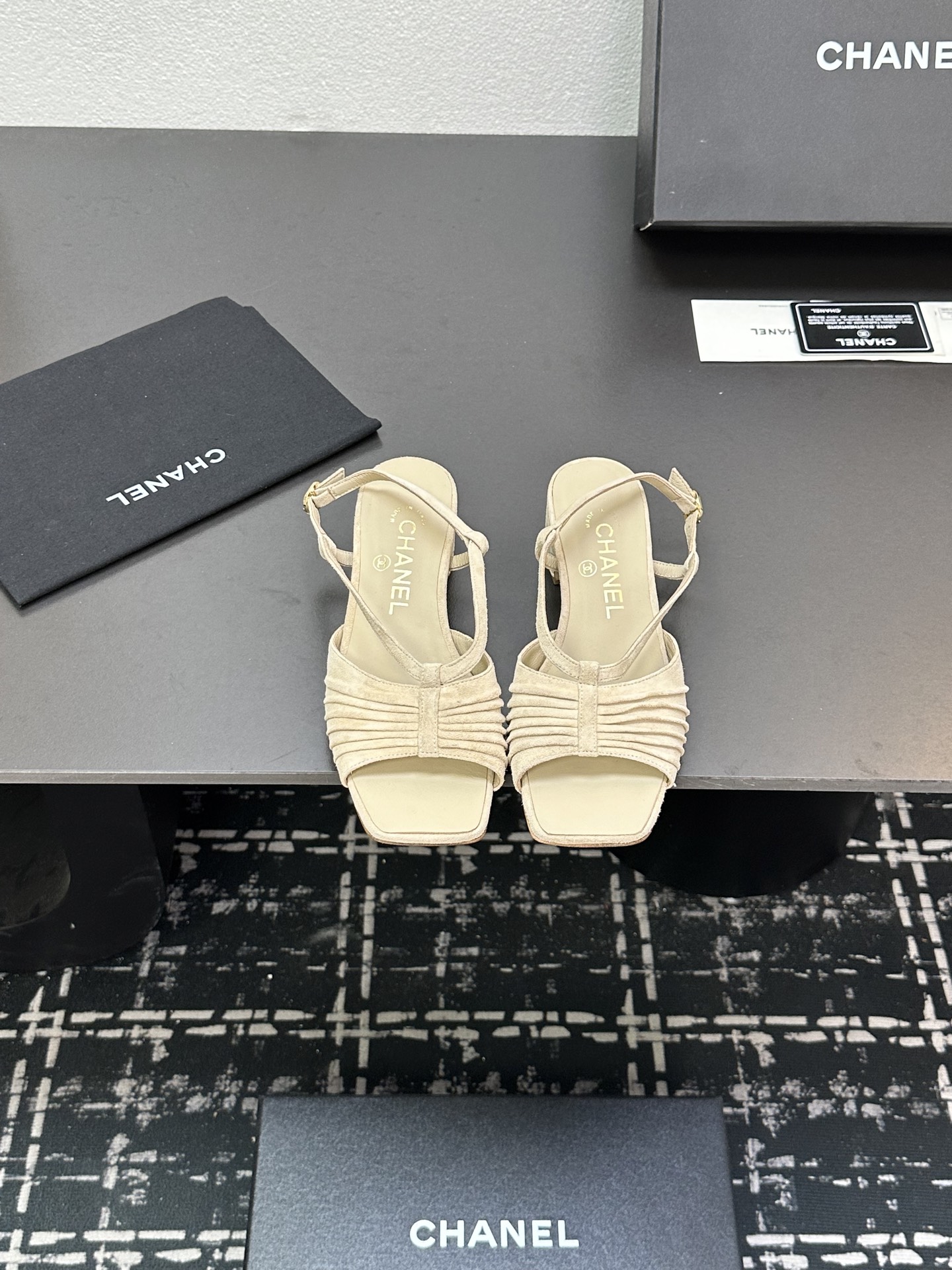 NO:245586,2025★★★★★★ Many celebrities are here to watch, a versatile series that domestic and foreign bloggers are popular. A must-have for spring and summer wardrobe matching. Sandals are the first choice. Upper Yangjing Neil: Imported crystal sheepskin Neil, original mold-open custom leather sole Shoe size: 35-39 (40, 41, custom-made, no return or exchange) Delivery luxury latest counter synchronous packaging, sandals, sandals, sheepskin, sheep, Leather soles198609092025★★★★★ 众多明星网红上脚,国内外博主刷爆的一个百搭系列,春夏衣橱搭配必备 凉鞋首选. 鞋面羊京  内里: 进口水晶羊皮内里 大底原版开模定制真皮大底 鞋码: 35-39（40、41、定做不退换） 配送豪华最新专柜同步包装,凉鞋,sandals,sheepskin,sheep,Leather soles,Women's Shoes