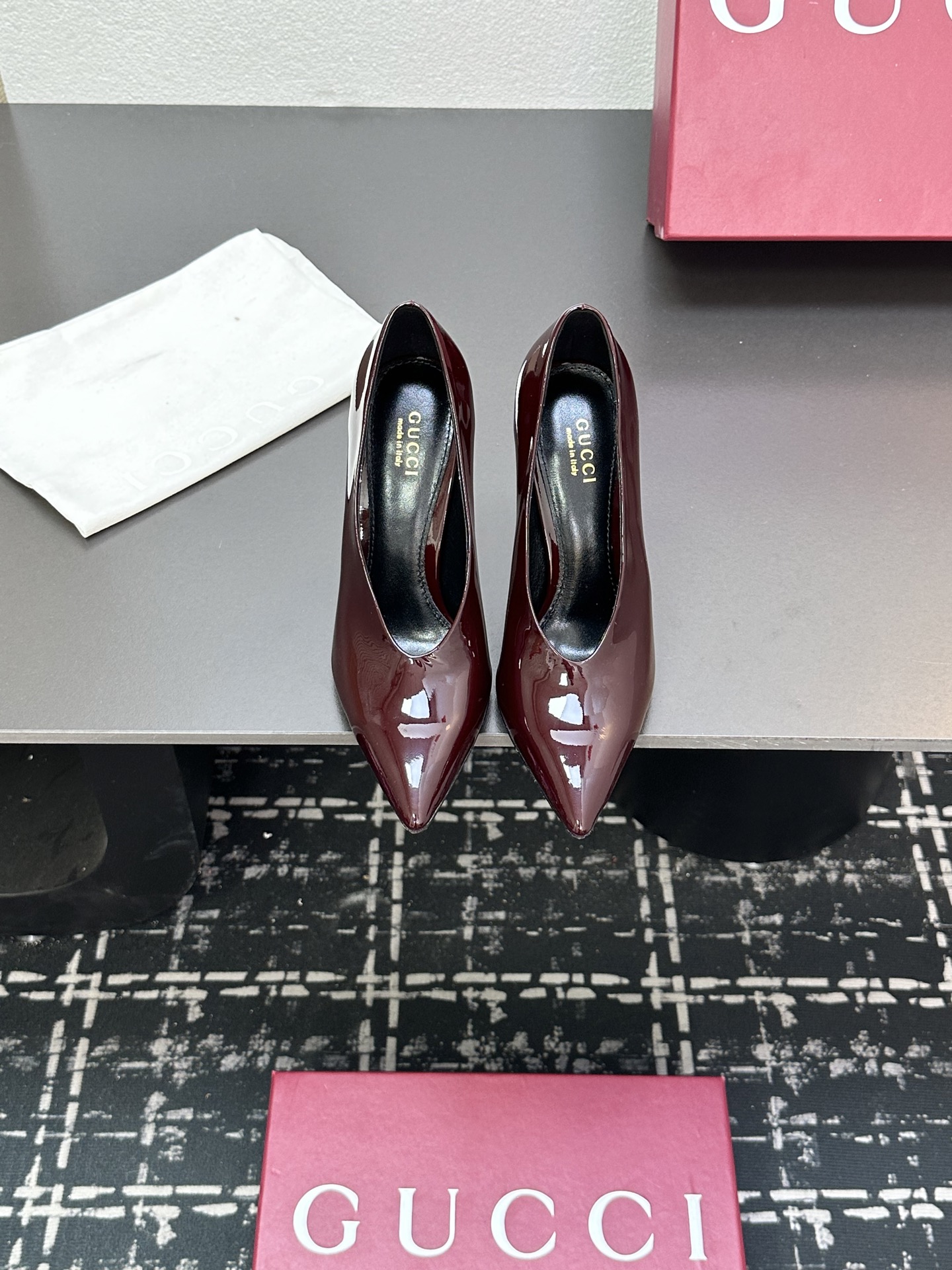 NO:265901,P sandals, single shoes, GUCCi high-end boutique slippers, Gucci early spring series, GG crystal embellished diamond buckle braided sandals, top-level purchasing quality!  The original version is replicated 1:1, and every detail has been carefully polished and carefully made. It can be compared with ZG, with the same quality as the ZG!  This braided sandal is made of shiny GG crystal gold interlocking double G hardware buckle embellished with fine cage upper, showing its imaginative style, with elegant feminine charm details to show femininity, creating a stunning new interpretation of works!  Original custom imported metal leather inner lining/foot pad imported sheepskin lining heel 10·5cm outsole Italian genuine leather sole Size 35-42 (41 42 custom made without return) Packaging full set of red original packaging., Sandals single shoes, gucci, gucci, sandals, slippers, sheepskin19860909P凉鞋 单鞋 GUCCi高端精品 拖鞋古驰早春系列GG水晶缀饰钻扣编织带凉鞋顶级代购品质！原版1:1复刻,毎个细节皆经过精心打磨细腻制作.可与ZG对比如一,无二品质！ 这款编织带凉鞋由饰闪亮GG水晶金色互扣式双G五金扣点缀细带精致笼形鞋面制作而成,尽显天马行空风范,富有优雅女性魅力细节展现女性气质的理念,打造令人惊艳的作品焕新演绎！ 面料原版定制进口金属皮 内里/垫脚进口羊皮里 鞋跟10·5cm 大底意大利真皮底 尺码35-42（41 42定做不退换） 包装全套红色原包装.,凉鞋单鞋,gucci,gucci,sandals,slippers,sheepskin,Women's Shoes