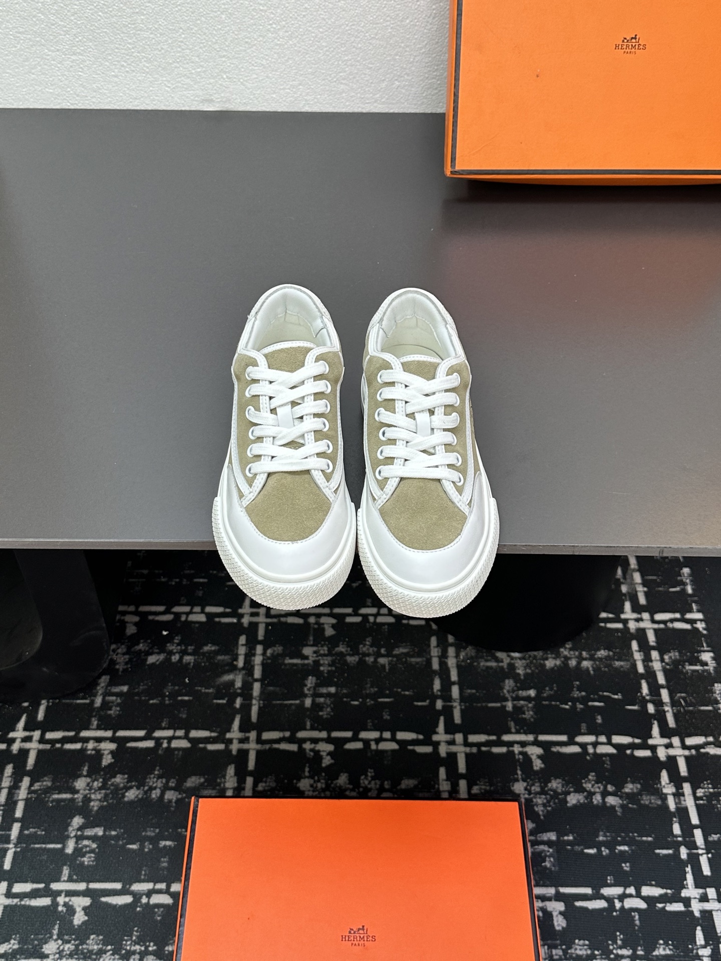 NO:265898,P men's size 10 Hermes top version # Hermes deep series couples' white shoes casual skateboard shoes Fashion graphic design Create a retro style Upper cowhide material inner sheepskin outsole tpu outsole size 35-45, casual shoes/sports shoes, hermes, hermes, sneakers, cowhide, sheepskin19860909P男码10 Hermes 顶级版本# 爱马仕deep系列情侣款小白鞋休闲滑板鞋 时尚的图形设计 打造复古风格 鞋面牛皮材质 内里羊皮里 大底tpu大底 码数35-45,休闲鞋/运动鞋,hermes,hermes,sneakers,cowhide,sheepskin,Women's Shoes