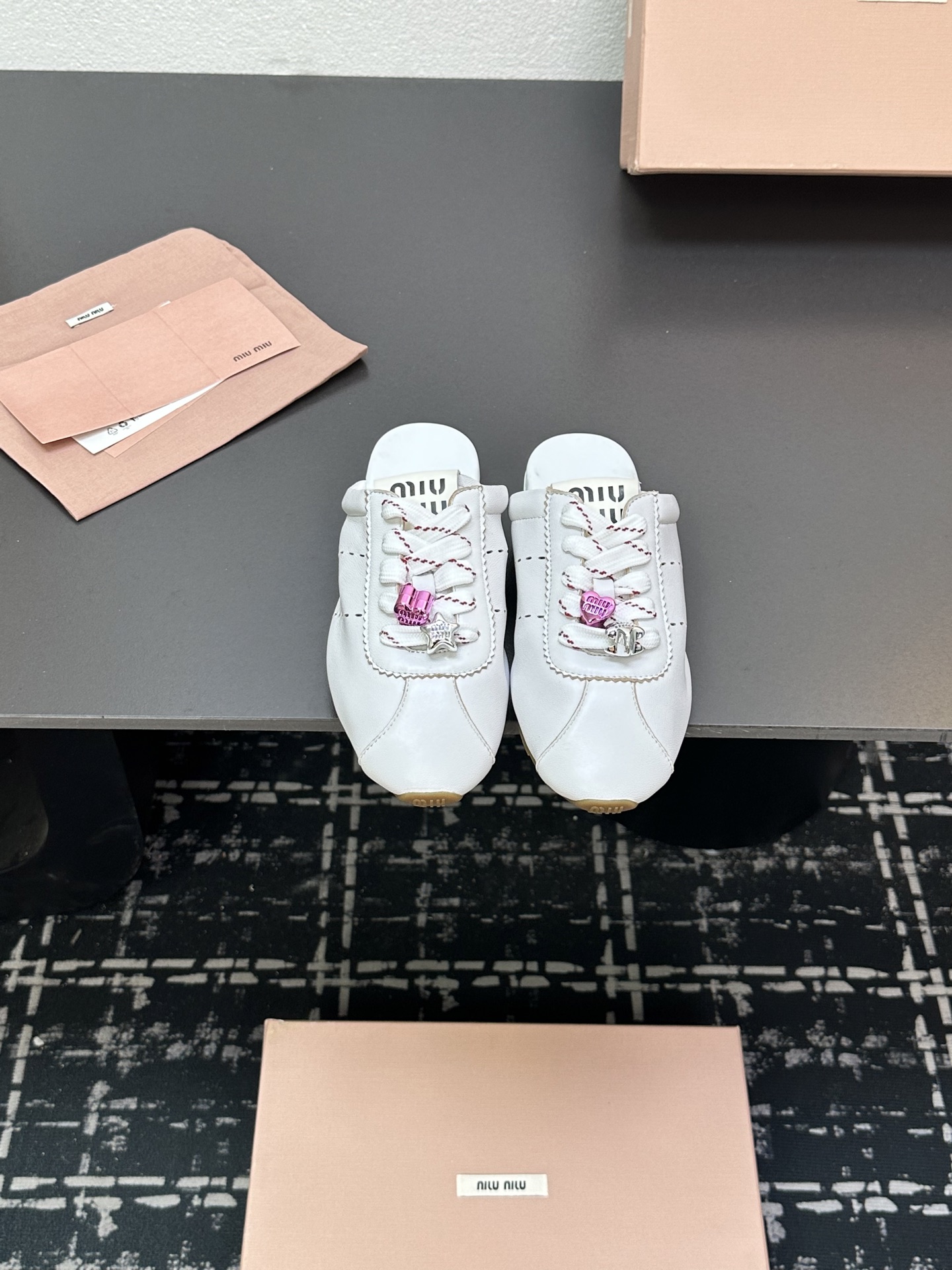 NO:385849,MIUMIU new lazy semi-trail girl slippers purple love buckle series new miumiu ★★★★★ The latest show style of Paris Fashion Week, a new series of opening and opening with comfort and fashion, matching with different styles, frosted upper, cowhide cow leather, cow back velvet inner: sheepskin footbed, large sole rubber sole Shoe size: 35-39 (40, 41 custom-made, non-return and exchange), semi-trail, miumiu, slippers, cowhide, sheepskin19860909MIUMIU 缪缪新款懒人半拖少女拖鞋 紫色爱心饰扣系列上新miumiu ★★★★★ 巴黎时装周最新走秀款,舒适度与时髦度并存的开挂全新系列,搭配不同风格需求 鞋面磨砂牛皮,牛反绒 内里: 羊皮垫脚 大底橡胶底 鞋码: 35-39（40、41定制不退换）,半拖,miumiu,slippers,cowhide,sheepskin,Women's Shoes