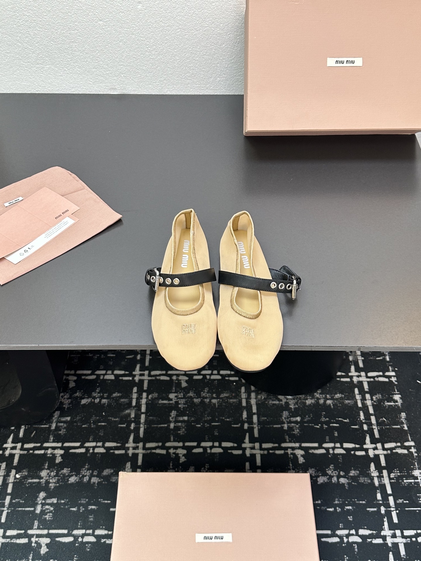 NO:385844,MIUMIU's new transparent mesh ballet Mary Jane single shoe series is available. The latest show style of Paris Fashion Week, a new series of comfort and fashion, pointy toe and round toe designs match different styles. Original custom mesh on the upper. Inner: Original custom sheepskin lining, cowhide footbed, original original leather sole Shoe size: 35-39 (34, 40, 41 customization, no return or exchange), ballet shoes, miumiu, mary jane, cowhide, sheepskin, Leather soles19860909MIUMIU缪缪新款透明网纱芭蕾舞玛丽珍单鞋系列上新 巴黎时装周最新走秀款,舒适度与时髦度并存的开挂全新系列,尖头与圆头设计搭配不同风格需求 鞋面原版定制网纱 内里: 原版定制羊皮内里,牛皮垫脚 大底原版真皮大底 鞋码: 35-39（34、40、41定制不退换）,芭蕾舞鞋,miumiu,mary jane,cowhide,sheepskin,Leather soles,Women's Shoes