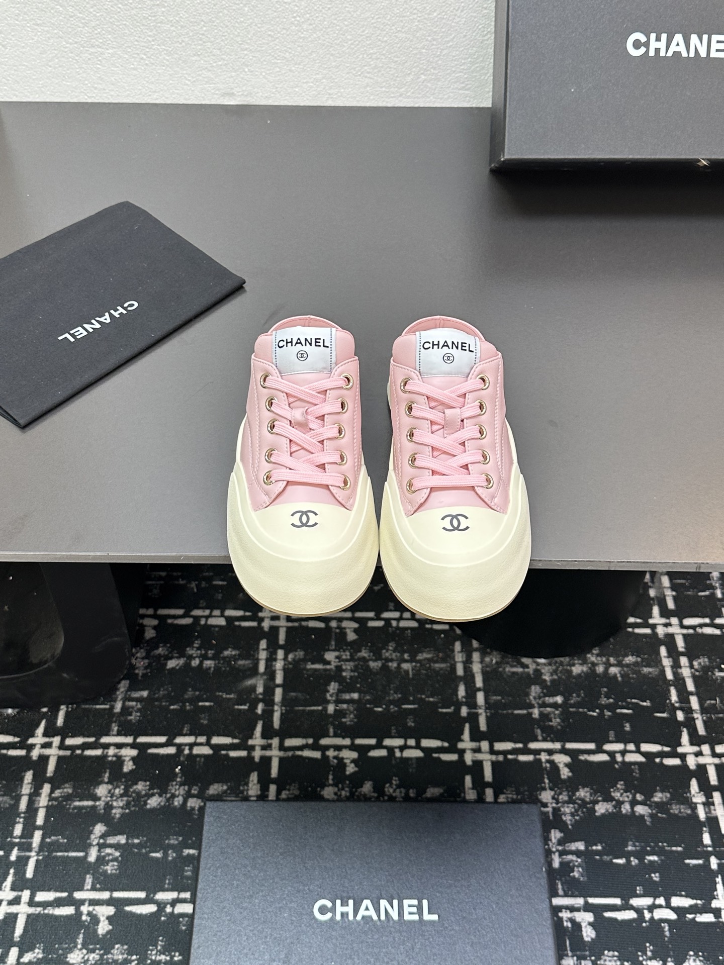 NO:385460,Chanel Chanel Panda Shoes!  Top casual sports shoes for the 2025 counter This classic design; the upper is crafted and electric embroidered style; the sole is fashionable and sporty; it is an extraordinary and has incorporated a variety of color matching elements... The diversified mix and match is very beautiful and versatile, casual, fashionable, sports, and outdoors can be taken into account... Go material The upper is made of original imported silk cowhide + original tarp + original top cowhide The inner part is made of original sheepli + net Outsole based on original TPU combination sole The counter is made of full set of women's 35–41, semi-torque, chanel, chanel, sneakers, cowhide19860909Chanel香奈儿熊猫鞋！2025专柜顶级休闲款运动鞋 这款经典设计；鞋面多种工艺电绣的风格；大底却时尚运动；不平凡的拥入了多种配色元素…… 多元化混搭非常好看百搭,休闲,时尚,运动,户外都能兼顾…… Go 材料 鞋面采用 原版进口头层丝绸牛皮+原版防水布+原版头层牛皮 内里采用 原版羊里+网 大底根据 原版TPU组合大底 专柜精品包装全套女35–41,半拖,chanel,chanel,sneakers,cowhide,Women's Shoes