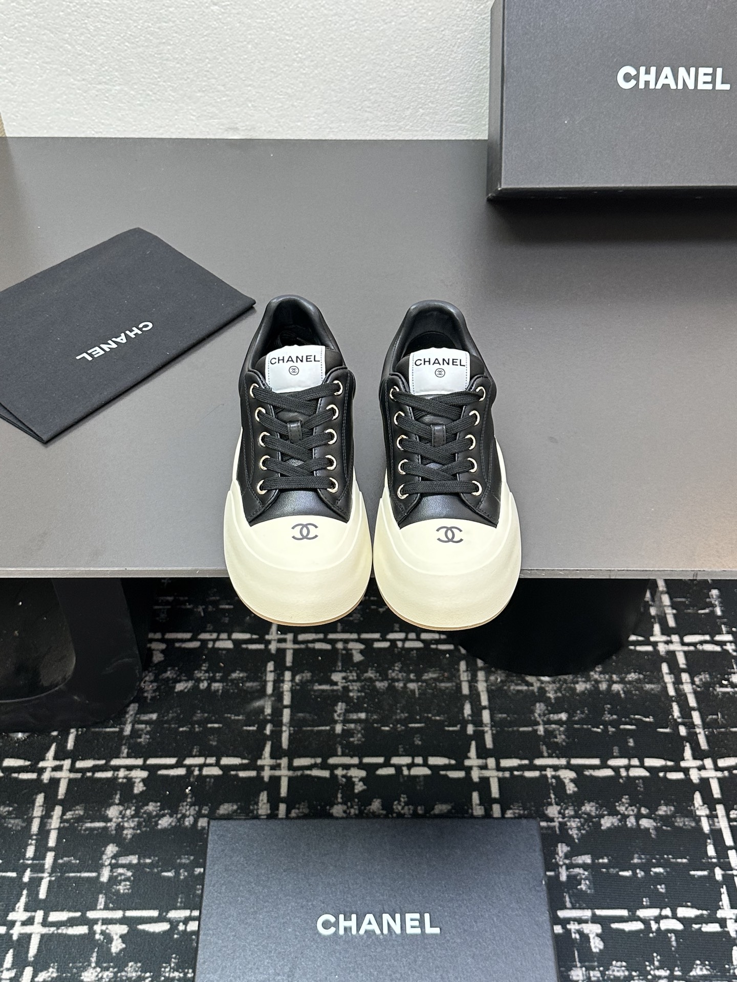 NO:385870,Chanel Chanel Panda Shoes!  Top casual sneakers for the 2025 counter This classic design; the upper is crafted and electric embroidered with various craftsmanship; the sole is fashionable and sporty; it is an extraordinary and has incorporated a variety of color matching elements... The diversified mix and match is very beautiful and versatile, casual, fashionable, sports, and outdoors can be taken into account... Go material The upper is made of original imported silk cowhide + original tarp + original head cowhide The inner part is made of original sheepli + net Outsole based on original TPU combination sole The counter is made of high-quality packaging for women 35–41, casual shoes/sports shoes, chanel, chanel, sneakers, cowhide19860909Chanel香奈儿熊猫鞋！2025专柜顶级休闲款运动鞋 这款经典设计；鞋面多种工艺电绣的风格；大底却时尚运动；不平凡的拥入了多种配色元素…… 多元化混搭非常好看百搭,休闲,时尚,运动,户外都能兼顾…… Go 材料 鞋面采用 原版进口头层丝绸牛皮+原版防水布+原版头层牛皮 内里采用 原版羊里+网 大底根据 原版TPU组合大底 专柜精品包装全套女35–41,休闲鞋/运动鞋,chanel,chanel,sneakers,cowhide,Women's Shoes