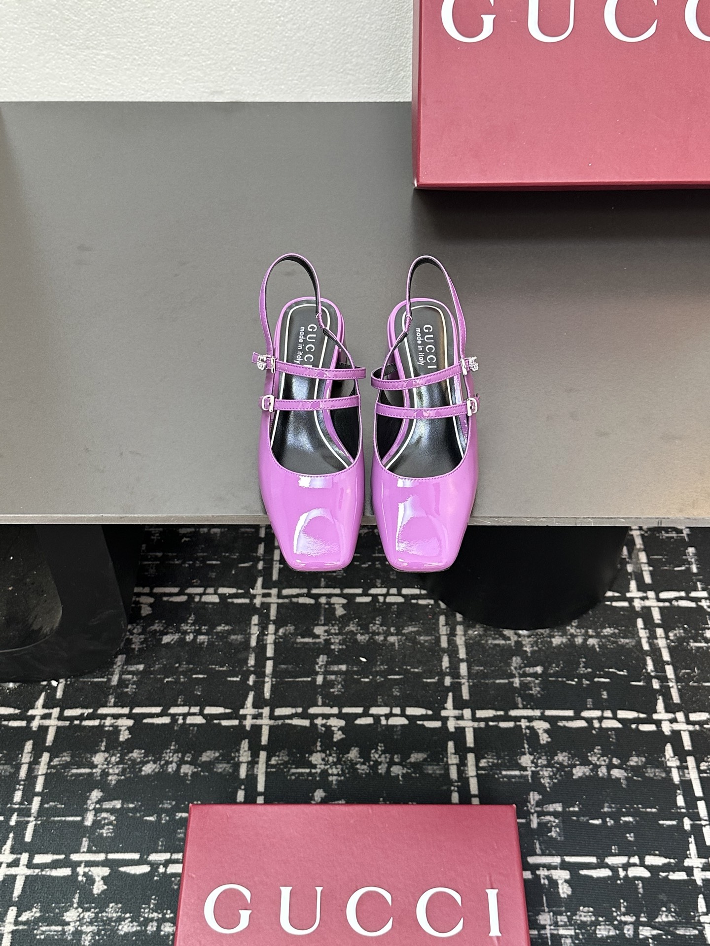 NO:419792,2025 Early Spring GUCCI thick heel horse buckle diamond buckle sandals —————————————————— As an outstanding representative of Gucci design heritage, Jordaan series horse buckle loafers vividly demonstrate classic elegance. This shoe uses the brand's iconic letter pattern canvas, creating a timeless classic. This shoe is soft and has a delicate and smooth silhouette, showing the elegance of everyday. Upper patent leather inner/foot-pad high-end lambskin sole in Italy top-grade genuine leather sole. Code 35-41 (40.41.42 custom-made non-return and exchange), sandals, gucci, loafers, sandals, sheepskin198609092025早春GUCCI 粗跟马衔扣钻扣凉鞋 ———————————— 作为Gucci设计传承的杰出代表,Jordaan系列饰马衔扣乐福鞋生动彰显经典优雅格调.这款鞋履采用品牌标志性字母图案帆布,成就隽永经典.这款鞋履材质柔软,廓形精致流畅,彰显日常优雅风范 鞋面漆皮 内里/垫脚高档小羊皮 鞋底意大利顶级真皮底 配码35-41（40.41.42定做不退换）,凉鞋,gucci,loafers,sandals,sheepskin,Women's Shoes