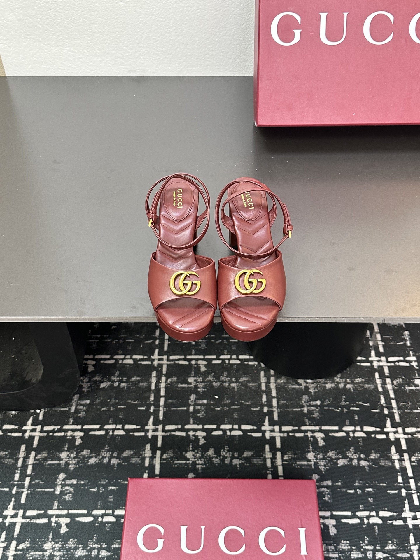 NO:419784,2025 Spring is so beautiful that you can't take your eyes off the 2025 counter synchronizes the new spring and summer style Gucci 25S spring and summer new wooden bottom water table thick sole sandal high heels —————————————— G home reflects the sense of high-end, always convinces the capital. It looks quite simple style, but it is inexplicably high-end on the feet. It is very sexy. It allows you to easily match it with all kinds of styles. The upper is imported cowhide and the inner is imported sheepskin. Italian imported genuine leather sole. Heel high water table 5cm, heel height 13cm Size35-39 (customized by 40/41/42), high heel sandals, gucci, gucci, sandals, high heels, cowhide, sheepskin198609092025开春 美得挪不开眼 2025专柜同步春夏新款Gucci 25S春夏新品木底水台厚底 凉鞋高跟 ———————————— G家在体现高级感这块 总让人大写的服气 看起来蛮简单的款式 但上脚就莫名很高阶 非常性感 让你轻松搭配尽显各种风格 鞋面采用进口牛皮 内里采用进口羊皮 意大利进口真皮底 跟高水台5cm,跟高13cm Size35-39（40/41/42定制）,高跟鞋凉鞋,gucci,gucci,sandals,high heels,cowhide,sheepskin,Women's Shoes