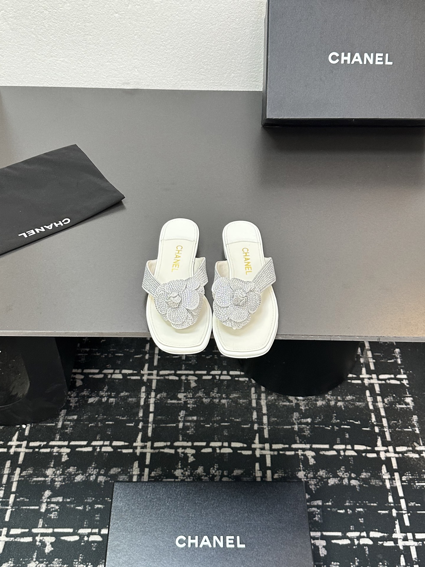 NO:422688,★★★★★★ Many celebrities are popular with a versatile series that domestic and foreign bloggers are popular. A must-have for spring and summer wardrobe matching. Sandals are the first choice. Upper sheepskin inner lining: imported crystal sheepskin inner lining, original mold-open custom leather sole Shoe size: 35-39 (40, 41, custom made without return or exchange) Delivery luxury latest counter synchronous packaging, hot diamonds, split toe shoes, sandals, sheepskin19860909★★★★★ 众多明星网红上脚,国内外博主刷爆的一个百搭系列,春夏衣橱搭配必备 凉鞋首选. 鞋面羊皮  内里: 进口水晶羊皮内里 大底原版开模定制真皮底 鞋码: 35-39（40、41、定做不退换） 配送豪华最新专柜同步包装 烫钻,分趾鞋,sandals,sheepskin,Women's Shoes