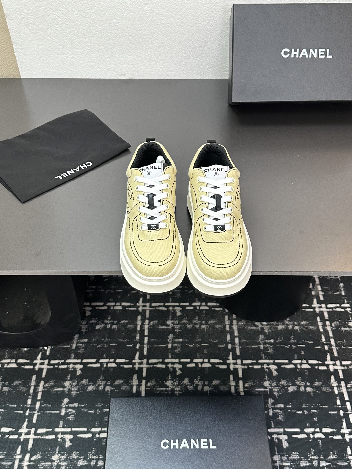 NO:422677,Chanel Chanel Panda Shoes!  Top casual sneakers for the 2025 counter This classic design; the upper is crafted and electric embroidered with various craftsmanship; the sole is fashionable and sporty; it is an extraordinary variety of color matching elements... The diversified mix and match is very beautiful and versatile, casual, fashionable, sports, and outdoors can be taken into account... Go material The upper uses original imported silk cowhide + original tarp + original head cowhide The inner uses original sheepli + net Outsole based on original TPU combination sole The counter is boutique packaging for women 35–41, casual shoes/sports shoes, chanel, chanel, sneakers, cowhide19860909Chanel香奈儿熊猫鞋！2025专柜顶级休闲款运动鞋 这款经典设计；鞋面多种工艺电绣的风格；大底却时尚运动；不平凡的拥入了多种配色元素…… 多元化混搭非常好看百搭,休闲,时尚,运动,户外都能兼顾…… Go 材料 鞋面采用 原版进口头层丝绸牛皮+原版防水布+原版头层牛皮 内里采用 原版羊里+网 大底根据 原版TPU组合大底 专柜精品包装全套女35–41,休闲鞋/运动鞋,chanel,chanel,sneakers,cowhide,Women's Shoes