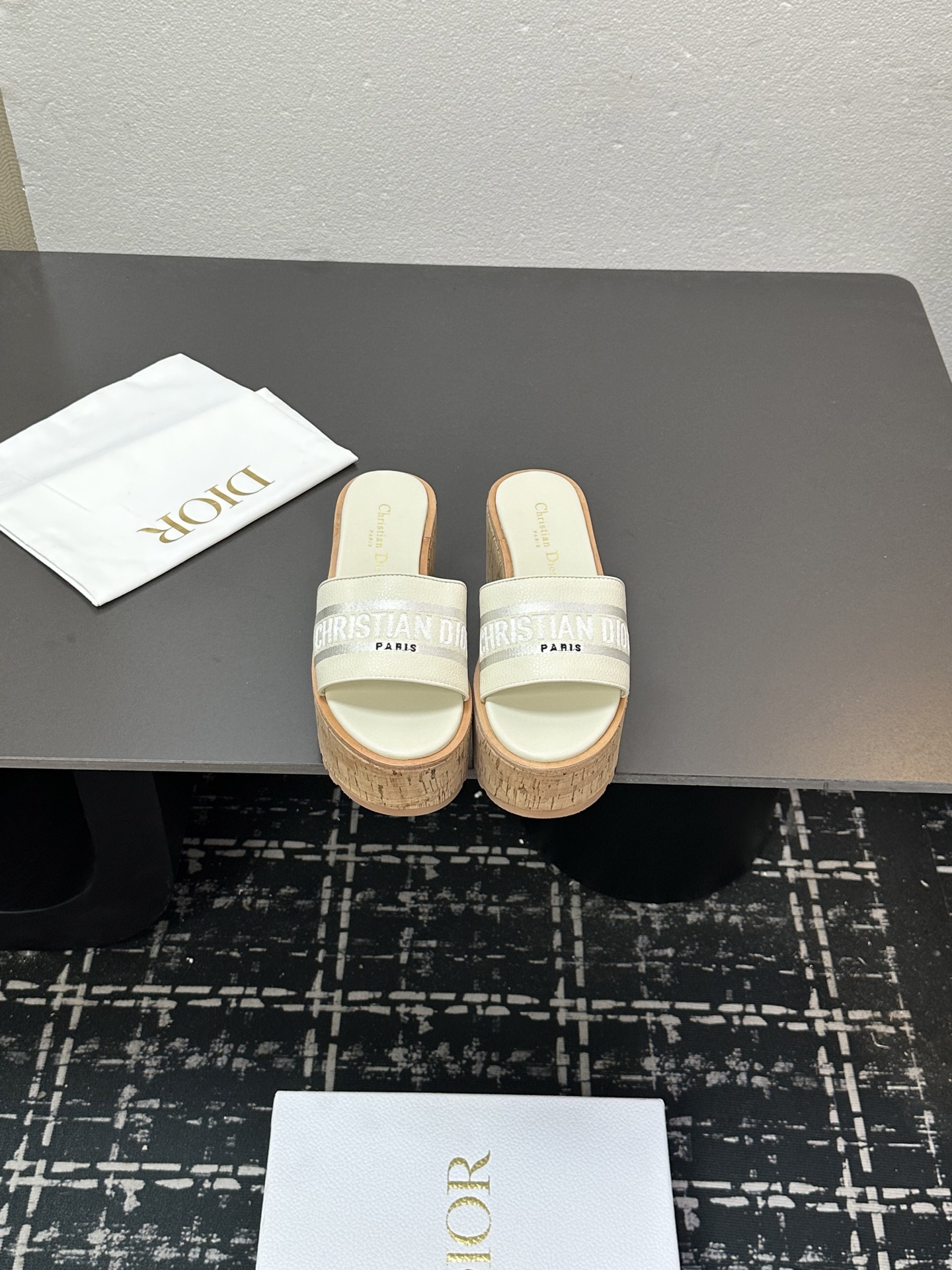 NO:480587,25ss Spring and Summer New Dior Dway straw woven thick-soled sandals with letter embroidery heel rope bottom heel slippers This Dway thick-soled sandals are fashionable and casual, natural-color raffia effect fabric and contrasting cotton upper, embroidered with Christian Dior Paris logo, and the recognizable rope woven soles are handmade with traditional craftsmanship, simple and super versatile. The foot is perfect and luxurious to match with spring and summer clothing, making the foot feel even more comfortable!  He is the only one to travel in summer!  Size:35-42 (41 42 custom made without return) Price, slippers, dior, dior, slippers, espadrilles1986090925ss春夏新款Dior 迪奥Dway草编厚底凉拖鞋字母刺绣麻绳底坡跟一字拖鞋 这款 Dway 厚底凉拖时尚休闲,自然色酒椰草效果面料和撞色棉质鞋面,饰以Christian Dior Paris标志刺绣,富有辨识度绳编鞋底运用传统工艺手工制作而成,简约超级百搭.上脚完美奢华可任意搭配春夏服饰,脚感更是舒适！夏季出行非他莫属！ Size:35-42（41 42订做不退换） 价格,拖鞋,dior,dior,slippers,espadrilles,Women's Shoes