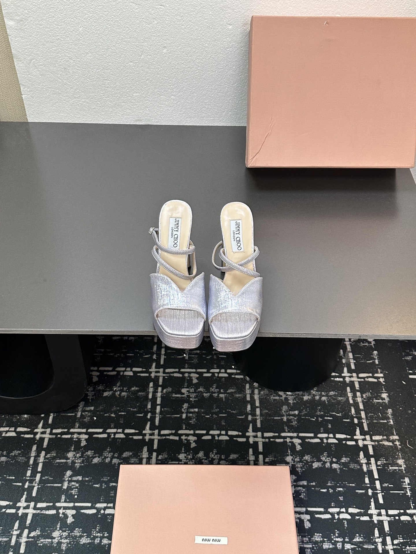 NO:480581,Jimmy Choo latest hot diamond sandals 2025 early spring new high-heeled water table rear empty sandals ————————————————————————————————————————————————————————————————————————————————————————————————————————————————————————————————————————————————————————————————————————————————————————————————————————————————————————————————————————————————————————————————————————————————————————————————————————————————————————————————————————————————————————————————————————————————————————————————————————————————————————————————————————————————————————————————————————————————————————————————19860909Jimmy Choo 最新烫钻凉鞋 2025早春新品高跟水台 后空凉鞋 ————————————— 低调不失华丽 性感又不显张扬说的就是这款 上脚太好看了 鞋型是大家都爱的秀气款 非常非常显瘦 侧面整个弧度将脚部曲线完美展现  还有鞋面的球状水滴 简直让人欲罢不能 面料面料采用原版真丝烫钻 内里内里垫脚均为小羊皮 大底意大利进口真皮大底 跟高13cm/水台3.5cm Size35-43（40、41、42、43定制） 原版包装,高跟鞋凉鞋,jimmy choo,sandals,high heels,sheepskin,real silk,Leather soles,Women's Shoes