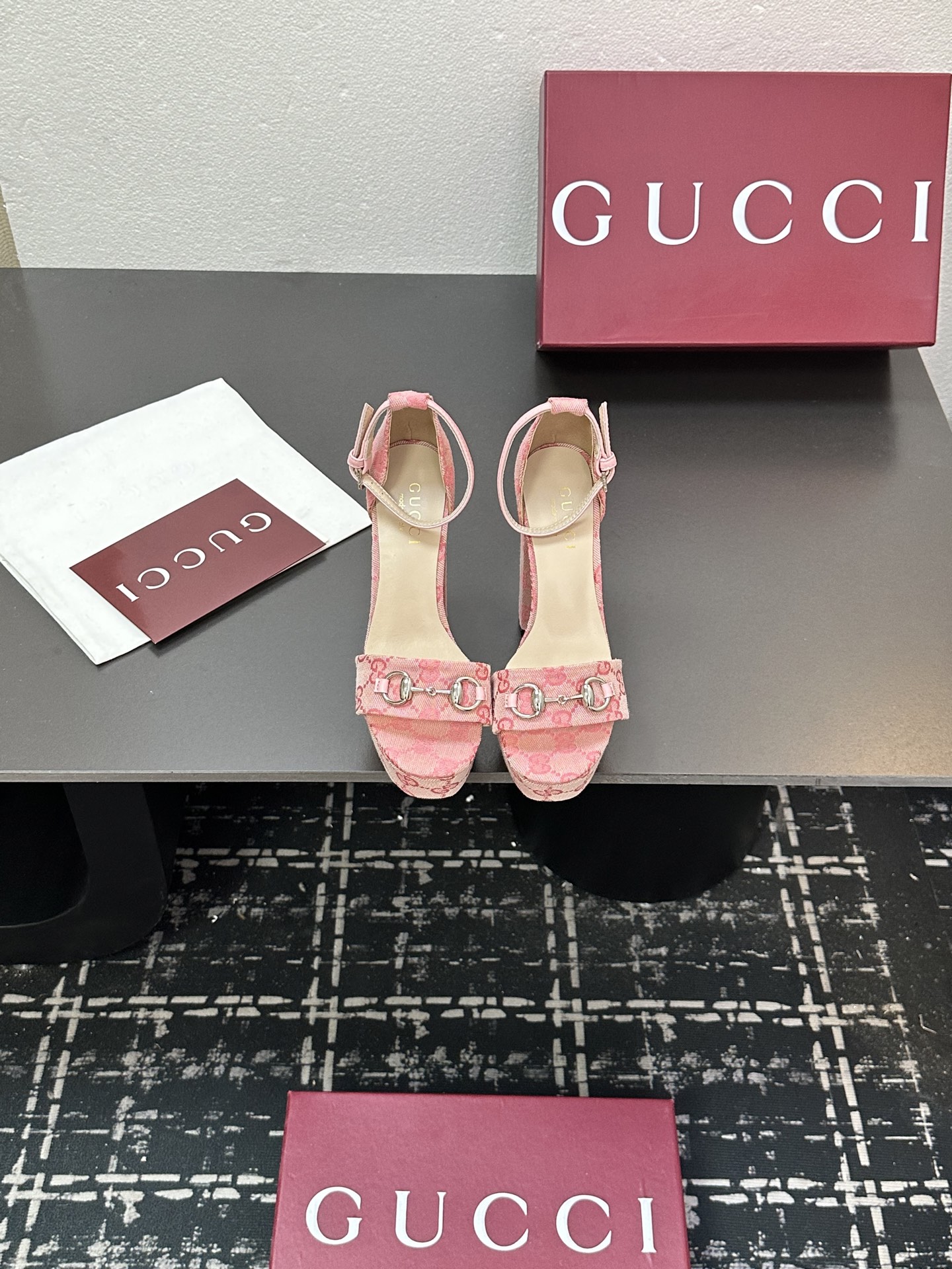 NO:480633,'Exclusive Upgrade Version' Gucci Gu*chi 2025 Spring and Summer Latest Popular Sandal Series... [Square-toe Solid Color Water Platform High Heel Back Sandals] Double G Diamond Buckle Original Single Quality Original European Style, the foot is perfectly worn with this shoe, elegant and generous, crystal clear, no matter the material of various accessories, it is unique to home, and must be made from the original version at zero distance. The entire series is full of exciting and unexpected elements, the quality of different materials, the texture of the skin and the material expression of the skin, and has a strong artistic atmosphere... Upper: Customized fabric inner: Customized imported sheepskin footbed: Customized imported sheepskin Outsole: Imported Italian leather outsole Heel height: 13cm. Water Platform height 3CM Packaging: Original full package Size: 35-39 (34.40.41.42 Customized without return)  Color: Official website sync 4 colors out of price, high heels sandals, gucci, sandals, high heels, sheepskin, Leather soles19860909《独家升级版本》 Gucci古*驰2025春夏最新爆款凉鞋系列……【方头纯色水台高跟后空凉鞋】 双G钻扣原单品质 原汁原味的欧式风格,上脚非常完美穿搭上配此鞋,优雅大方,晶莹剔透,无论种各配件材质,都是家独一比一定制,必到做原版零距离,整系个列都充了满令兴人奋意和外的元结素合,不同材的质,肌的理面的料表现,具有极的浓艺术气息…… 鞋面:定制布纹 内里:定制进口羊皮 垫脚:定制进口羊皮 大底:进口意大利真皮大底 跟高:13cm.水台高3CM 包装:原版全套包装 码数:35-39(34.40.41.42定制不退换) 颜色:官网同步4色出 价格,高跟鞋凉鞋,gucci,sandals,high heels,sheepskin,Leather soles,Women's Shoes