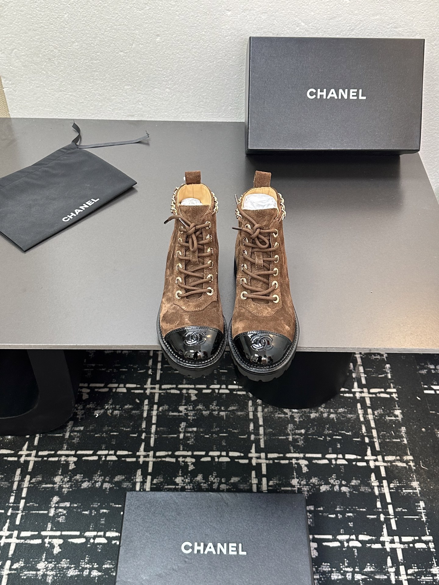 NO:489290,2025 Little Flavor Short Boots, a must-have item for this autumn and winter!  !  Chanel's hot short boots in autumn and winter, Xiaohongshu is highly recommended, and it looks good no matter how you match it. It is a must-have for fashionable things. Chanel's women love simple but irresistible matching to show unique styles of dressing, free mixing and matching are shining in place and keep up with the fashionable pace of Grandma Xiang!  !  !  Exquisite details enlarge the original mold opening hardware buckle. Top version purchasing level is created ★The upper is made of beef reverse velvet, sheepskin footbed, genuine leather soles. Size 35-39 (ordered by 40/41), boots, chanel, boots, sheepskin, Leather soles198609092025小香短靴,本季秋冬季必备单品！！ 香奈儿秋冬重工爆款短靴 小红书力推款,怎么搭配都好看,时髦精必备,香奈儿女士钟爱简约又难以抗拒搭配展现与众不同的穿搭风格、自由混搭闪耀到位跟紧香奶奶时尚步伐！！！精致细节放大看原版开模五金扣 顶级版本代购级别打造★鞋面采用牛反绒,羊皮垫脚,真皮大底 码数35-39（40/41订）,靴子,chanel,boots,sheepskin,Leather soles,Women's Shoes