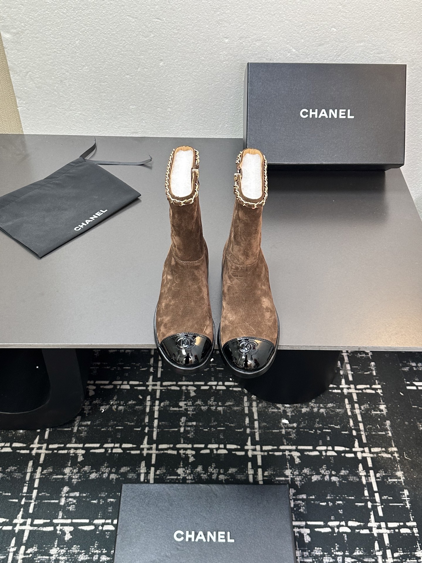 NO:489347,2025 Little Flavor Short Boots, a must-have item for this autumn and winter!  !  Chanel's hot short boots in autumn and winter, Xiaohongshu is highly recommended, and it looks good no matter how you match it. It is a must-have for fashionable things. Chanel's women love simple but irresistible matching to show unique styles of dressing, free mixing and matching are shining in place and keep up with the fashionable pace of Grandma Xiang!  !  !  Exquisite details enlarge the original mold opening hardware buckle. Top version purchasing level is created★The upper is made of top layer cowhide, sheepskin footbed, genuine leather sole. Size 35-39 (ordered by 40/41), boots, chanel, boots, cowhide, sheepskin, Leather soles198609092025小香短靴,本季秋冬季必备单品！！ 香奈儿秋冬重工爆款短靴 小红书力推款,怎么搭配都好看,时髦精必备,香奈儿女士钟爱简约又难以抗拒搭配展现与众不同的穿搭风格、自由混搭闪耀到位跟紧香奶奶时尚步伐！！！精致细节放大看原版开模五金扣 顶级版本代购级别打造★鞋面采用头层牛皮,羊皮垫脚,真皮大底 码数35-39（40/41订）,靴子,chanel,boots,cowhide,sheepskin,Leather soles,Women's Shoes