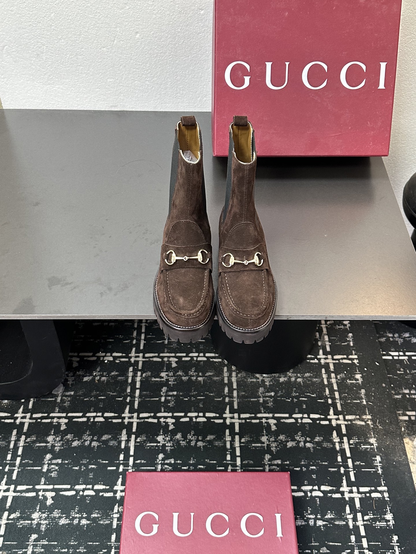 NO:534838,Gucci | Gucci 25 2025 G-home autumn and winter new product, catwalk style, classic horse-bit Chelsea short boots, the main series has finally been released, the ruthless product is worth looking forward to!  Original classics create new designs and purchase level!  Full of high-end feeling!  It is a popular model for bloggers at home and abroad. It is retro and fashionable, with simple dressing and beautiful appearance!  The official website is mainly promoted, new colors continue to be updated. The original calfskin/beef lining: imported sheepskin lining, original mold-open custom anti-slip sole, shoe size: 35-39 (40.41. Custom made), boots, gucci, gucci, gucci, boots, cowhide, sheepskin19860909Gucci | 古驰古奇25 2025 G家秋冬新品 走秀款 经典马衔扣切尔西短靴 主打系列终于面世,狠货值得期待！原有的经典 创造新设计 代购级别！高级感十足！国内外博主刷爆的一款,复古又时髦 穿搭简便 上脚美炸了！官网主推,新色持续更新 鞋面原版特定小牛皮/牛猄 内里: 进口羊皮里 大底原版开模定制防滑大底 鞋码: 35-39（40.41.可定做）,靴子,gucci,gucci,gucci,boots,cowhide,sheepskin,Women's Shoes