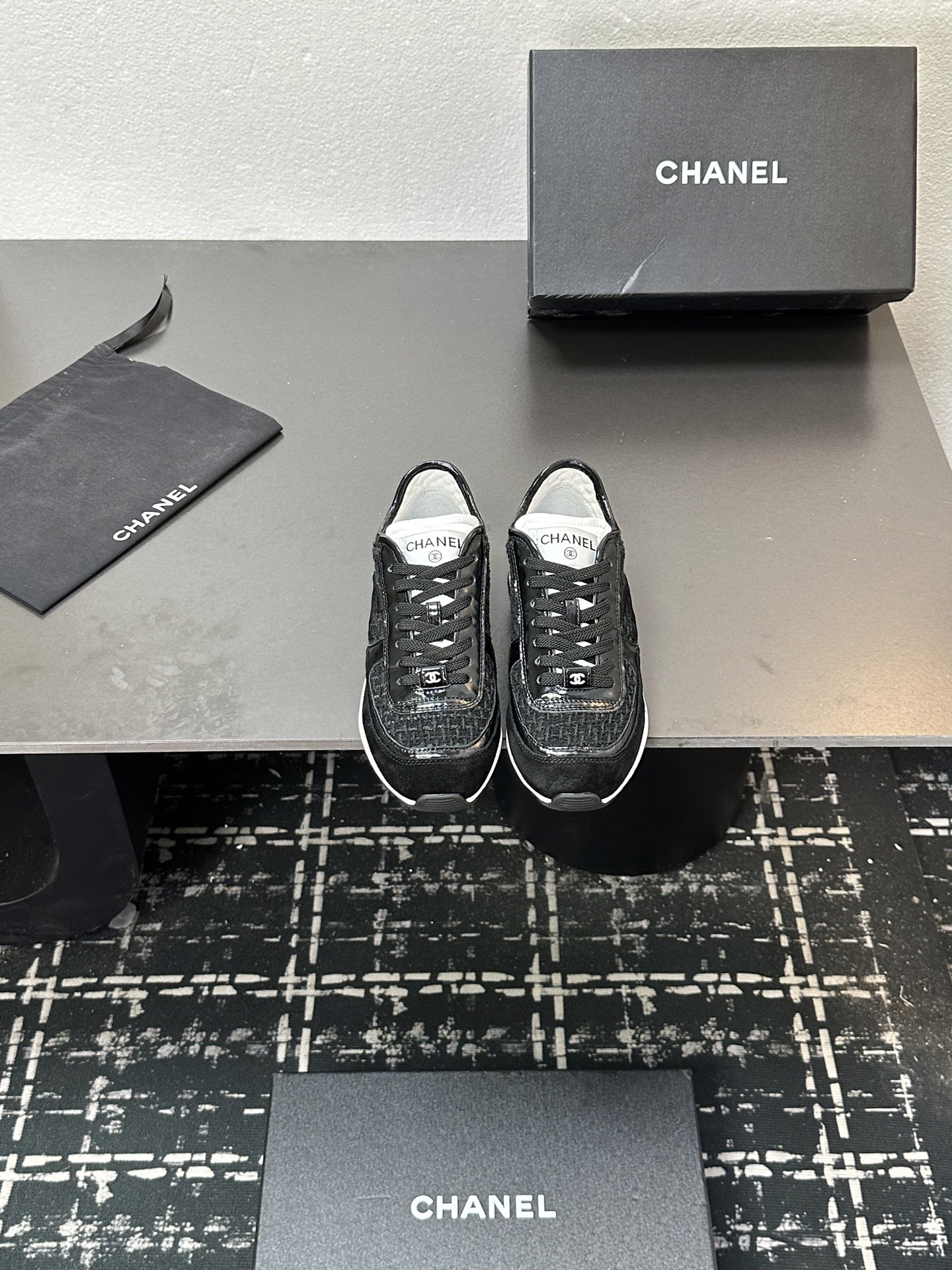 NO:535081,Chanel Chanel Panda Shoes!  Top casual sneakers for counter This classic design; the upper is made of electric embroidery styles; the sole is fashionable and sporty; it is an extraordinary variety of color matching elements... The diversified mix and match is very beautiful and versatile, casual, fashionable, sports, and outdoors can be taken into account... Go material The upper is made of original imported silk cowhide + original tarp + original head cowhide The inner is made of original sheepli + net Outsole based on original TPU combination sole The counter is made of high-quality packaging for women 35–41, casual shoes/sports shoes, chanel, chanel, sneakers, cowhide19860909Chanel香奈儿熊猫鞋！专柜顶级休闲款运动鞋 这款经典设计；鞋面多种工艺电绣的风格；大底却时尚运动；不平凡的拥入了多种配色元素…… 多元化混搭非常好看百搭,休闲,时尚,运动,户外都能兼顾…… Go 材料 鞋面采用 原版进口头层丝绸牛皮+原版防水布+原版头层牛皮 内里采用 原版羊里+网 大底根据 原版TPU组合大底 专柜精品包装全套女35–41,休闲鞋/运动鞋,chanel,chanel,sneakers,cowhide,Women's Shoes