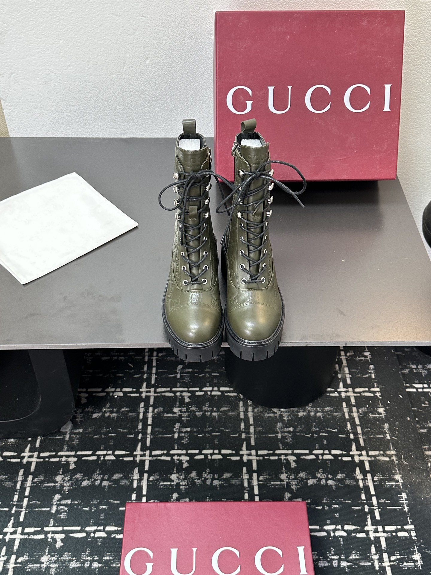 NO:534834,2025 Autumn and Winter Gucci Ss New Double G Embossed Lace-up Mountaineering Martin Boots Women's Knight Ankle Boots Top Quality!  ———————————————————————————————————————————————————————————————————————————————————————————————————————————————————————————————————————————————————————————————————————————————————————————————————————————————————————————————————————————————————————————————————————————————————————————————————————————————————————————————————————————————————————————————————————————————————————————————————————————————————————————————————————————————————————————————————————————————————————————————————————————————————————————————198609092025秋冬 Gucci 古奇ss新款双G压纹系带登山马丁靴 女士骑士踝靴顶级品质！ —————————————— 面料进口古软G G压纹牛皮 内里/垫脚原版定制牛皮里 大底原版开模沟纹模具大底 后跟高6 cm,前鞋底3.5 cm 尺码35-42（404142定制不退换） 这款踝靴采用厚底结构,结合个性十足的沟纹鞋底,提供稳固支撑的同时,更赋予整个鞋型现代精致格调系带风格不禁令人想起徙步登山造型,搭配标志性双G压纹皮精心制作,彰显品牌隽永优雅的美学风格,靴子,gucci,boots,cowhide,Women's Shoes