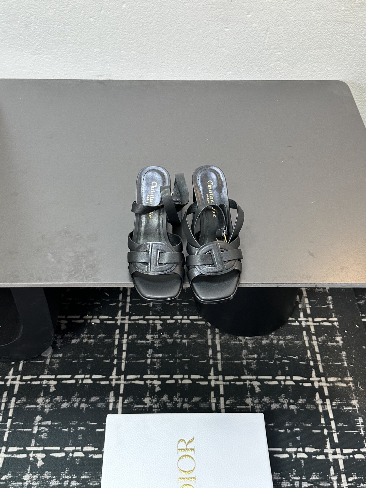 NO:534830,25Ss Spring and Summer New Dior Dway 3-belt high-heeled embroidered sandals This Dway high-heeled sandals are a new product in the early spring 2025 ready-to-wear series, reinterpreting Dior's classic item with a stylish and elegant silhouette. They are carefully crafted from cowhide leather and other materials, paired with a set of adjustable buckles, and the upper is embroidered with Christian Dior Paris logo. They are matched with soft square toe and cylindrical heel design to highlight the fashion style. Upper calfskin upper inner sheepskin inner foot pad heel height 8cm sole genuine leather sole size 35-39 (34, 40, 41, 42 custom-made non-return and exchange), high heels sandals, dior, sandals, high heels, cowhide, sheepskin1986090925Ss春夏季新款Dior Dway 3带高跟刺绣凉鞋 这款 Dway 高跟凉鞋是二零二五早春成衣系列新品,以时尚优雅的廓形重新演绎 Dior 的经典单品.采用牛皮革等材质精心制作,搭配一组可调节的扣带,鞋面饰以 Christian Dior Paris 标志刺绣.搭配柔和的方形鞋头和圆柱形鞋跟设计,彰显时尚风范. 鞋面小牛皮鞋面 内里羊皮内里垫脚 跟高8cm 鞋底真皮鞋底 码数35-39（34,40,41,42定制不退换）,高跟鞋凉鞋,dior,sandals,high heels,cowhide,sheepskin,Women's Shoes