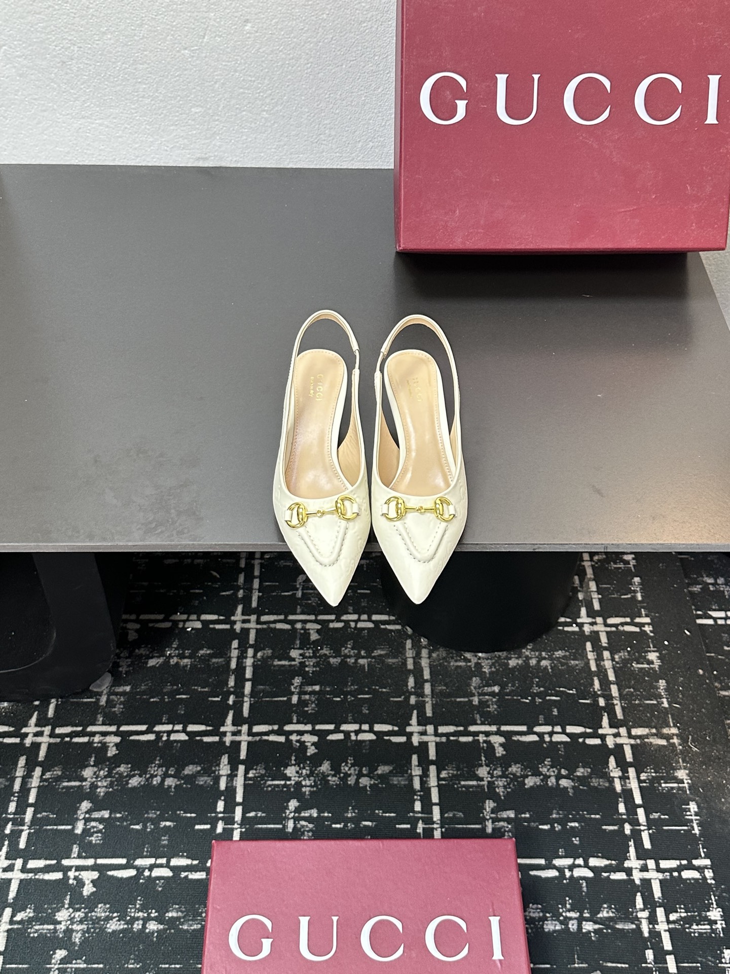 NO:534825,2025 Early Spring GUCCI Horse Bed Cat Heel Pointed Sandals Mesh Hot Diamond As an outstanding representative of Gucci design inheritance, Jordaan series of horse bits loafers vividly demonstrate the classic and elegant style. This shoe uses the brand's iconic letter pattern canvas, creating a timeless classic. The shoe is soft and has a delicate and smooth silhouette, showing the elegance of everyday style. The upper is imported silk iron diamond, the inner/foot-up high-end lambskin, the sole of the Italian top genuine leather sole, the heel height is 4.5cm, the size is 35-39 (41/40/custom-made non-return and exchange), sandals, gucci, loafers, sandals, sheepskin, real silk198609092025早春GUCCI马衔扣猫跟尖头凉鞋网纱烫钻 作为Gucci设计传承的杰出代表,Jordaan系列饰马衔扣乐福鞋生动彰显经典优雅格调.这款鞋履采用品牌标志性字母图案帆布,成就隽永经典.这款鞋履材质柔软,廓形精致流畅,彰显日常优雅风范 鞋面进口真丝烫钻 内里/垫脚高档小羊皮 鞋底意大利顶级真皮底 跟高4.5cm 配码35-39（41/40/定做不退换）,凉鞋,gucci,loafers,sandals,sheepskin,real silk,Women's Shoes