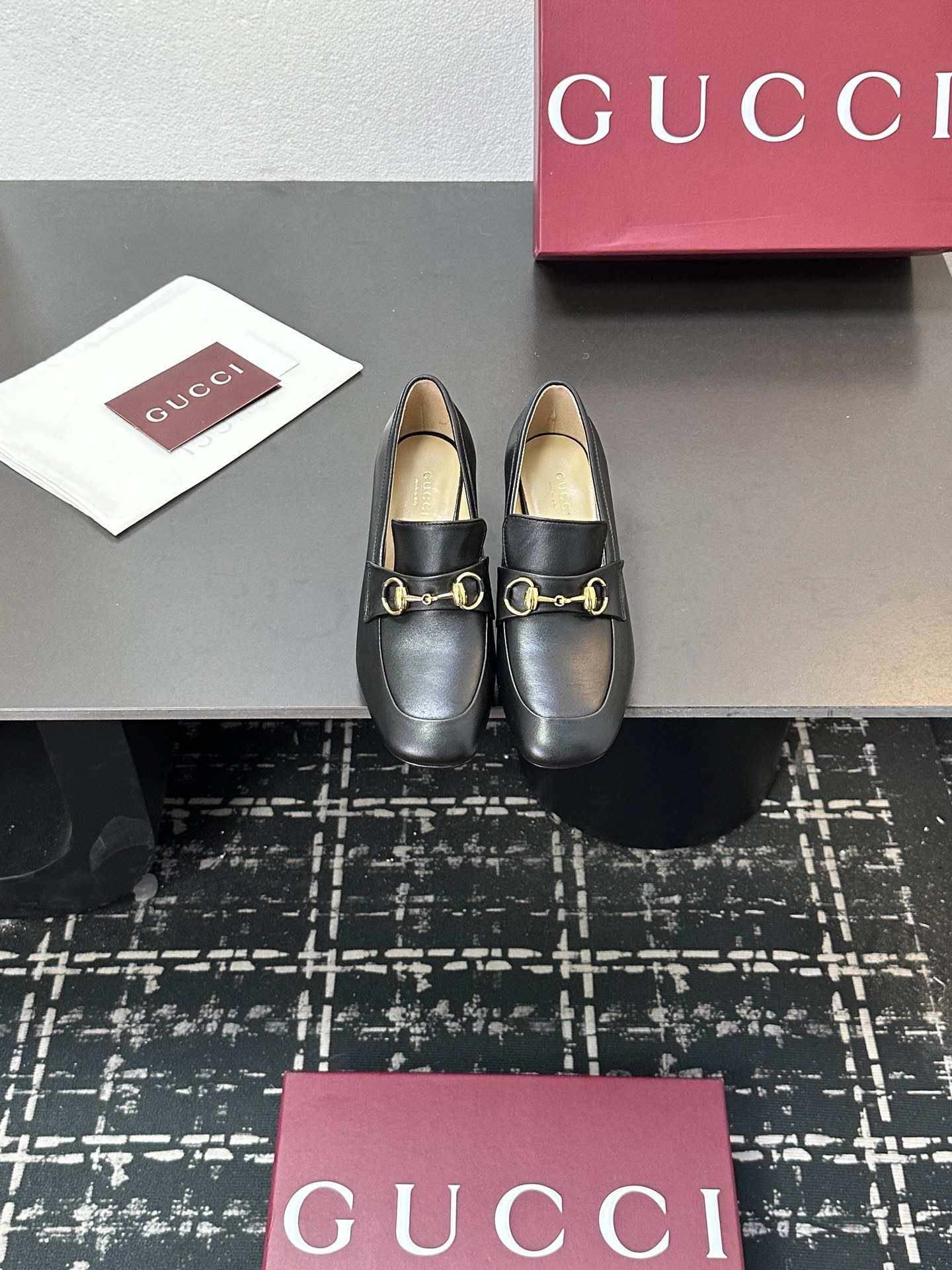 NO:559139,2025 new autumn GUCCI Gucci shallow-top single shoes, horsebit loafers, clever use of round toe and other design fashion style. Fabric cow patent leather/sheepskin lining, foot pads sheepskin. Heel height: 5.5cm. Size: 35-39 (40.41.42 fixed), loafers, gucci, loafers, sheepskin.198609092025秋季新款GUCCI 古奇浅口单鞋马衔扣乐福鞋,巧妙运用圆形鞋头等设计时尚风范 面料牛漆皮/羊皮 内里,垫脚 羊皮  跟高:5.5cm 码数:35—39（40.41.42定）,乐福鞋,gucci,loafers,sheepskin,Women's Shoes