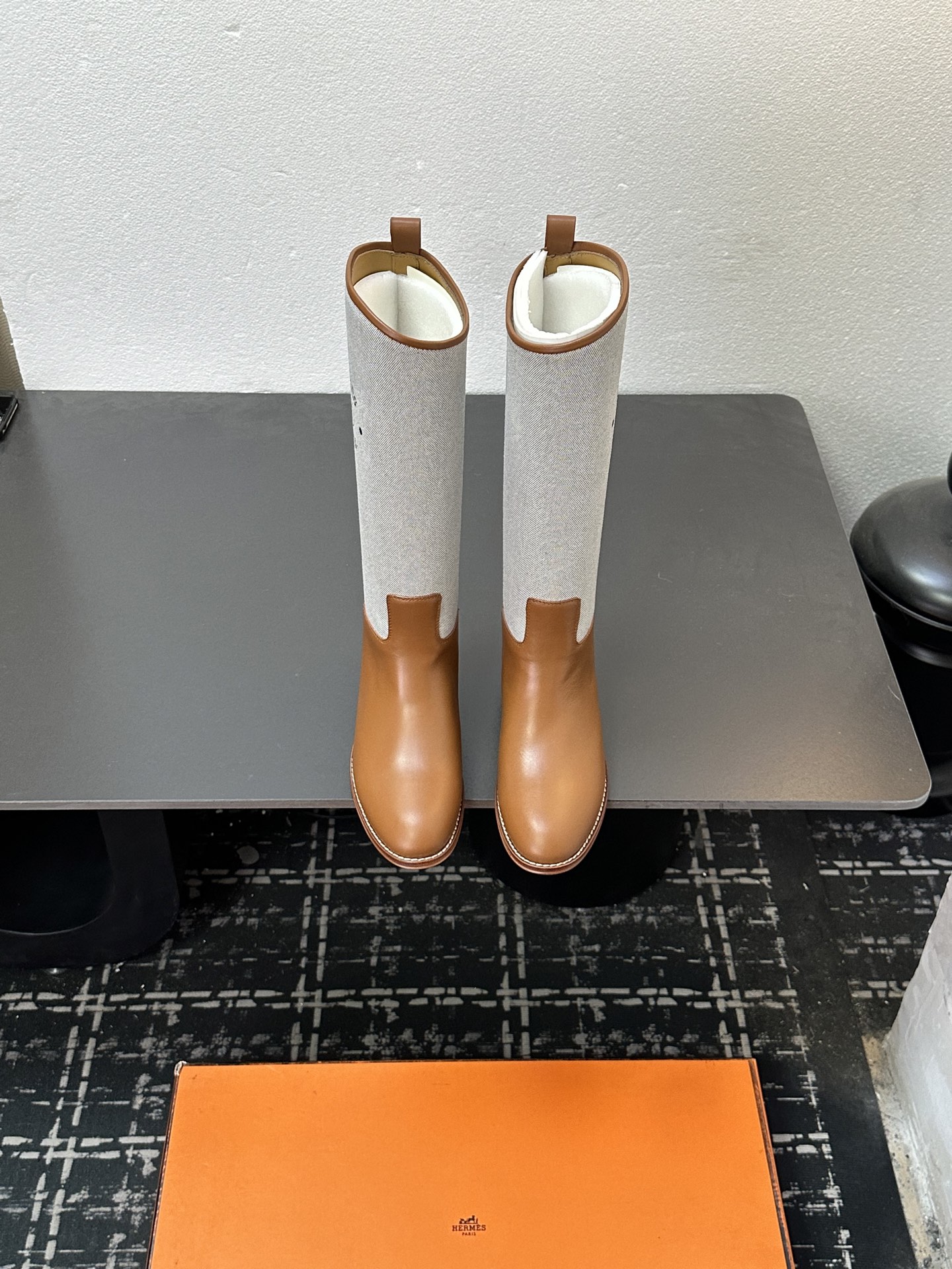 NO:615862,The top purchasing version of HERMES Kelly Cavalier Boots is a new style that is more casual. The color contrasts with the toe part. The upper is made of custom-made linen fabric, which was developed after more than a month. The trademark is made of imported silk screen molds and printed at high temperature. The font and size are exactly the same. The toe material is imported Italian milk-drinking calfskin, and the lining is imported Italian water-dyed cowhide. The outsole is imported Italian genuine leather, using four processes, and imported Hermès oil wax outsole.  Made of steel buckles, metal buckles are polished by vacuum electroplating and oil sealing, and the letter fonts are made with Swiss laser machines, which are no different from the original ones. The super king item in autumn and winter, Kelly knight boots, is very difficult from leather selection to boot leg trimming and outsole processing. It is the king of knight boots and is a very, very high-end boot. From shape to texture, from material to hardware, the top purchasing version adheres to the original development and is produced in a dust-free workshop.  Four QC, welcome to compare the styles, details and workmanship at the counter!  Material imported from Italy, milk calfskin, water-dyed cowhide inside, genuine leather outsole, original packaging box, heel height 2.5cm, shoe size 35-40, boots, hermes, hermes, boots, cowhide, Leather soles19860909顶级代购版HERMES爱马仕kelly骑士靴,偏休闲的一个新款,跟鞋头部分撞色,鞋面是定制麻布料,历经1个多月研制而成.商标采用进口丝印网模,经过高温印制而成,字体与大小一摸一样.鞋头面料进口意大利饮奶小牛皮,内里进口意大利水染牛皮.大底是进口意大利真皮大底,采用四道工序,进口爱马仕油腊大底水制做而成.饰扣钢扣,五金饰扣采用真空电镀封油抛光,字母字体采用瑞士激光机器,跟原版无任何区别.秋冬超级王炸单品,Kelly骑士靴,从皮料选择到靴筒修整,大底处理,都是非常有难度的,骑士靴里王者级别,是一款非常非常上档次的长靴.从型到质感,从材质到五金,顶级代购版、坚持原版开发,全程产自无尘车间 四道QC、欢迎专柜对比版型 细节 做工！ 材质意大利进口饮奶小牛皮,内里水染牛皮 真皮大底 包装原版盒 跟高2.5cm 鞋码35-40,靴子,hermes,hermes,boots,cowhide,Leather soles,Women's Shoes