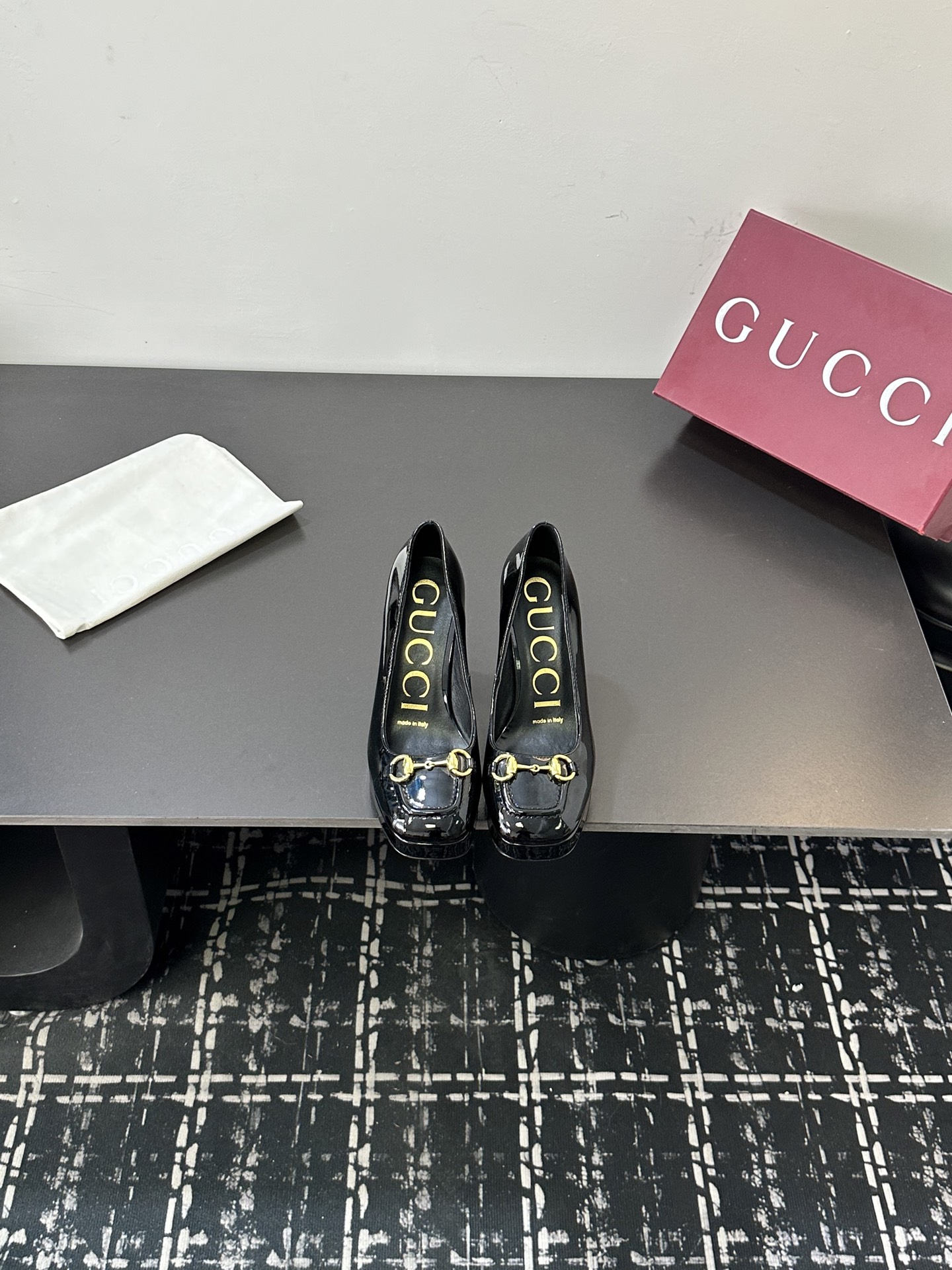 NO:650692,Gucci/Gucci classic horsebit wedge sandals G's iconic horsebit meets fashionable velvet embossed wedge ———————————— A fashion feast that combines luxury and comfort begins. This pair of sandals is a passionate collision of classics and modernity. Every step is a confident expression of Italian style. It cleverly lengthens the leg line and enhances the overall temperament, allowing you to easily show an elegant posture while walking. The thick-soled design increases stability, makes walking more comfortable and does not tire your feet.  The fabric is made of original patent leather, the inner pads are all lambskin, the Italian imported genuine leather outsole, the heel height is 11cm, the water table is 2.5cm, size35-39 (customized 40/41/42), high heels and sandals, gucci, gucci, gucci, sandals, high heels, sheepskin, Leather soles19860909Gucci/古驰经典马衔扣坡跟凉鞋 G家标志性马衔扣 邂逅时髦丝绒压纹 坡跟 ———————————— 一场华丽与舒适兼得的时尚盛宴就此开启. 这双凉鞋 是经典与现代的激情碰撞 每一步都是意式风尚的自信表达. 巧妙拉长腿部线条 提升整体气质 让你在行走间轻松展现优雅姿态 厚底设计增加稳定性 行走更自在 不累脚. 面料采用原版漆皮 内里垫脚均为小羊皮 意大利进口真皮大底 跟高11cm 水台2.5cm size35-39（40/41/42定制）,高跟鞋凉鞋,gucci,gucci,gucci,sandals,high heels,sheepskin,Leather soles,Women's Shoes