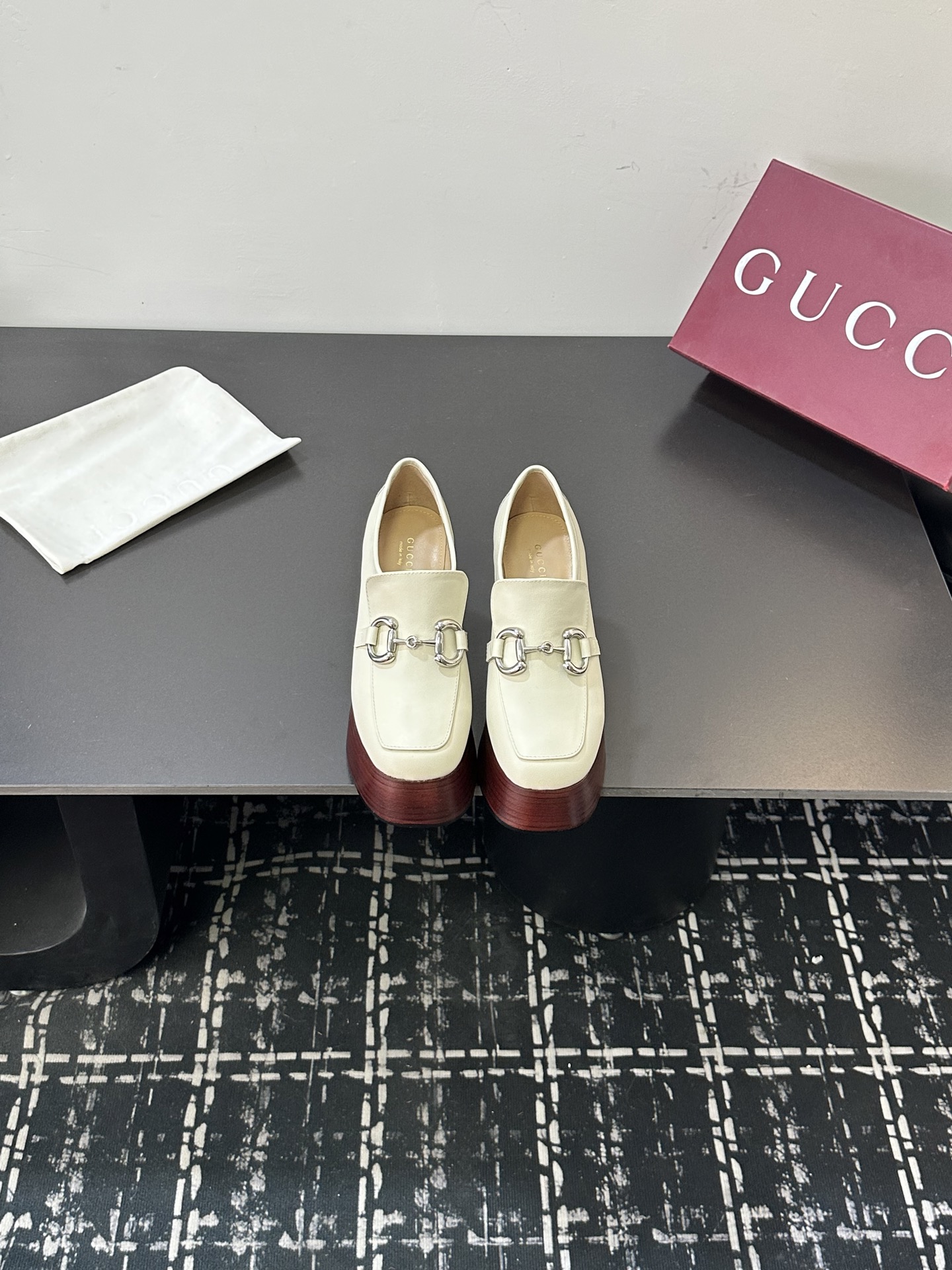 NO:650685,2025 new early spring Gucci series thick-heeled platform toe-toe Mule slippers [year-end sprint] the highest version of Mule slippers ———————————— As an outstanding representative of design heritage, the horsebit series loafers vividly highlight the classic and elegant style. This shoe is made of brand logo letter letter pattern canvas, inlaid with multi-faceted rhinestones to achieve a timeless classic. This shoe is made of soft material, with exquisite and smooth corridor shape, highlighting daily elegance. The fabric is original imported cowhide. Lining/foot pads: sheepskin lining  Heel height 9cm, water platform 4cm, outsole, original Italian leather sole, sizes 35-41 (40, 41 customized, non-returnable), packaging counter, full set of green packaging, loafers, high heels, gucci, loafers, high heels, slippers, cowhide, sheepskin198609092025早春新款Gucci 系列粗跟水台包头穆勒拖鞋【年底冲刺】最高版慕勒便鞋 ——————————— 作为设计传承的杰出代表,马衔扣系列乐福鞋生动彰显经典优雅格调.这款鞋履采用品牌标志信字母图案帆布,镶饰多刻面水钻成就隽永经典这款鞋材质柔软,廊形精致流畅,彰显日常优雅风范,  面料原版进口牛皮 内里／垫脚:羊皮里 跟高9cm水台4cm 大底原版意大利真皮底 尺码35-41（40、41定做不退换） 包装专柜全套绿色包装,乐福鞋高跟鞋,gucci,loafers,high heels,slippers,cowhide,sheepskin,Women's Shoes