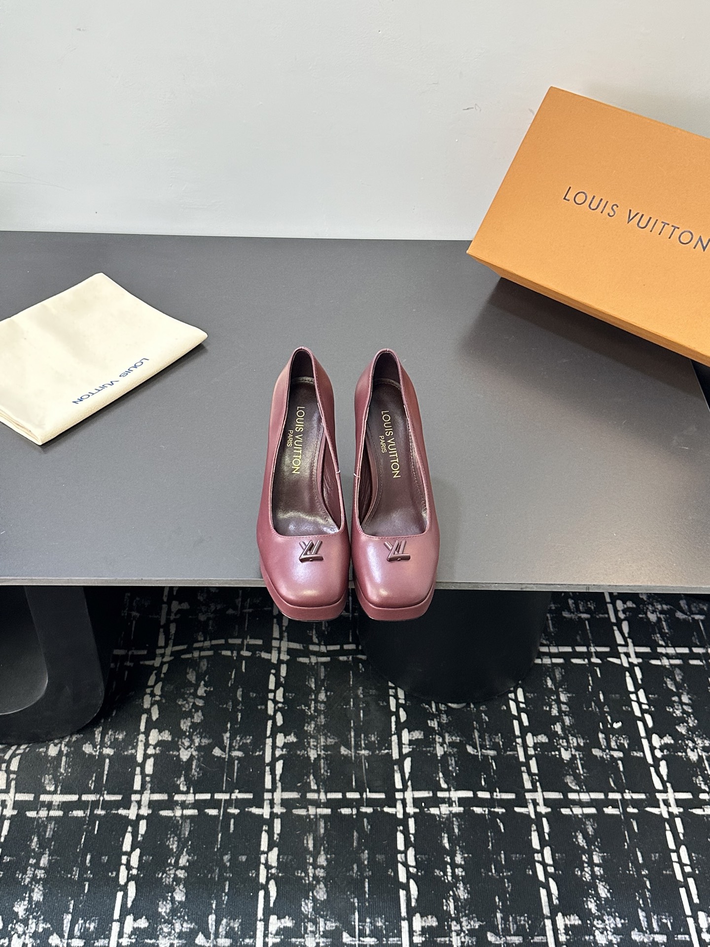 NO:650677,LV Louis Vuitton 25 2025 early spring new products, the top version counter features the latest denim hard label slippers, new hard goods ————————— Upper patent leather/cowhide lining imported goatskin lining Genuine leather outsole Heel height 11cm Water platform 2cm Shoe size: 35-41 (40, 41, customized non-refundable), high-heeled sandals, louis vuitton, louis  vuitton,sandals,high heels,slippers,cowhide,sheepskin,Leather soles19860909LV 路易威登 25 2025 早春新品 顶级版本专柜主打最新款 牛仔布硬标拖鞋 硬货上新 ————————————— 鞋面漆皮/牛皮 内里进口山羊皮里 大底真皮大底 跟高11cm 水台2cm 鞋码: 35-41（40、41、定制不退换）,高跟鞋凉鞋,louis vuitton,louis vuitton,sandals,high heels,slippers,cowhide,sheepskin,Leather soles,Women's Shoes