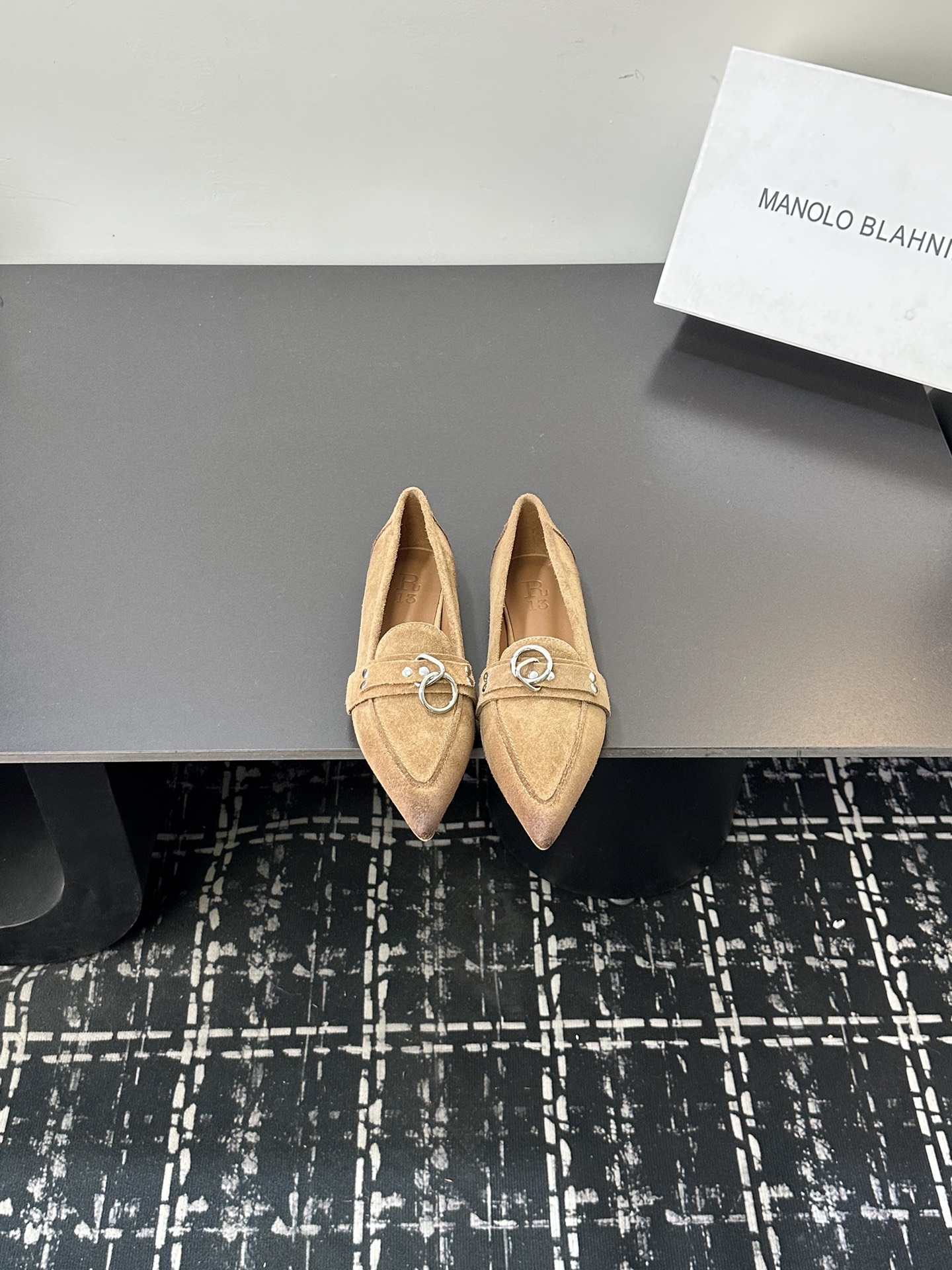 NO:650669,R13 trendy brand's latest 2026 spring and summer catwalk style small leather shoes, many celebrities and Internet celebrities have planted grass. Simple retro hardware buckle pointed toe flat shoes. Small leather shoes that can be worn all year round. They will not become shoes but a cabinet decoration. A must-have for cool girls. Super slim legs. Perfect matching. Fashionable and versatile. The upper material is imported calfskin/distressed cow suede.  Lining foot pads, water-dyed cowhide, Italian imported genuine leather outsole Size: 35-42 (40 41 42 non-returnable), single shoes, cowhide, Leather soles19860909R13潮牌2026春夏最新走秀款小皮鞋超多明星网红种草 简易复古五金扣饰尖头平跟单鞋 一年四季可都以穿的小皮鞋 不会成鞋为柜里的设摆, 酷女孩必备 超腿显细 配搭无毫鸭梨 髦时又搭百ins 鞋面材质进为口小牛皮/做旧牛反绒 内里垫脚水染牛皮意大利进口真皮大底Size:35-42（40 41 42 定不退换）,单鞋,cowhide,Leather soles,Women's Shoes