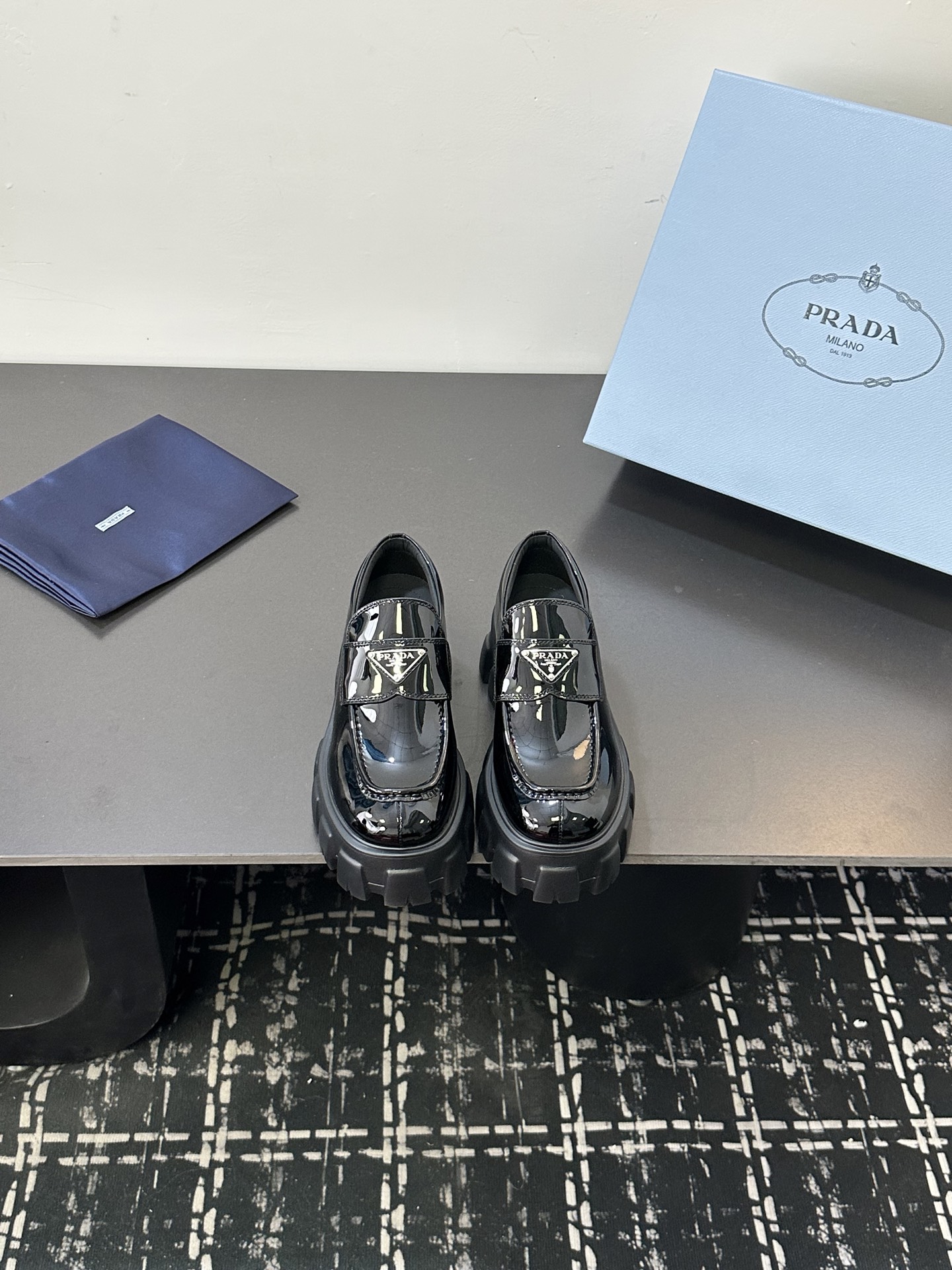 NO:650655,Top quality Prada 25Fw latest Monolith Mary Jane shoes triangular buckle thick-soled small leather shoes loafers upper two-color cowhide/high-grade cowhide suede lining foot cowhide sole original open mold IP foam rubber outsole sole thickness 5cm size 35-39 (40.41.42 customized non-refundable), loafers, prada, prada, loafers, mary jane, cowhide19860909顶级品质 Prada 普拉达 25Fw最新Monolith 玛丽珍鞋 三角扣厚底小皮鞋乐福鞋 鞋面双色牛皮/高级牛反绒 内里垫脚牛皮 鞋底原版开模IP发泡橡胶大底 底厚5cm 码数35-39（40.41.42定做不退换）,乐福鞋,prada,prada,loafers,mary jane,cowhide,Women's Shoes