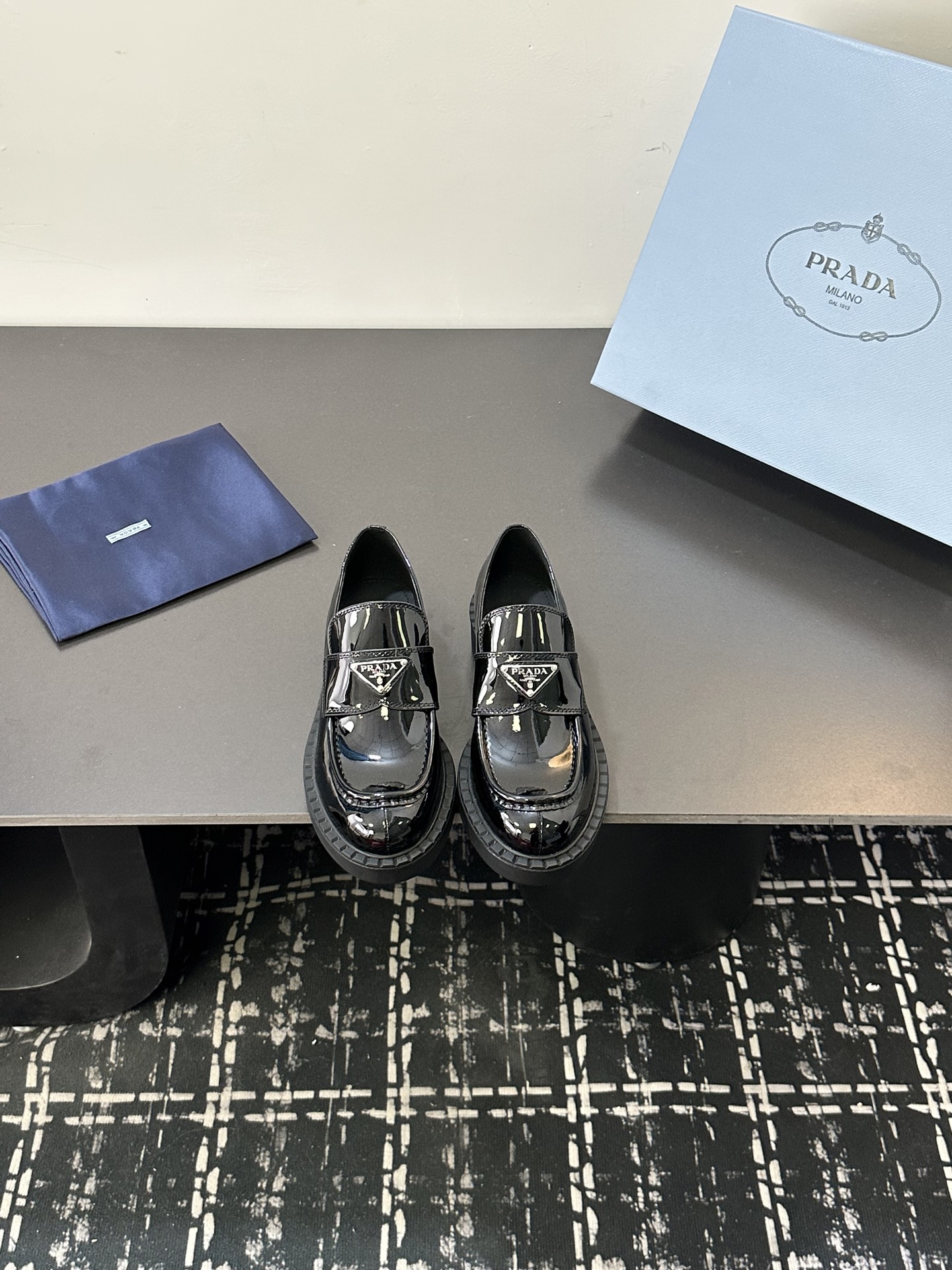 NO:650662,Top quality Prada 25Fw latest Monolith Mary Jane shoes triangular buckle thick-soled small leather shoes loafers upper two-color cowhide/high-grade cowhide suede inner padding cowhide sole original open mold TPu outsole sole thickness 5cm size 35-39 (40.41.42 customized non-refundable), loafers, prada, prada, loafers, mary jane, cowhide19860909顶级品质 Prada 普拉达 25Fw最新Monolith 玛丽珍鞋 三角扣厚底小皮鞋乐福鞋 鞋面双色牛皮/高级牛反绒 内里垫脚牛皮 鞋底原版开模TPu大底 底厚5cm 码数35-39（40.41.42定做不退换）,乐福鞋,prada,prada,loafers,mary jane,cowhide,Women's Shoes