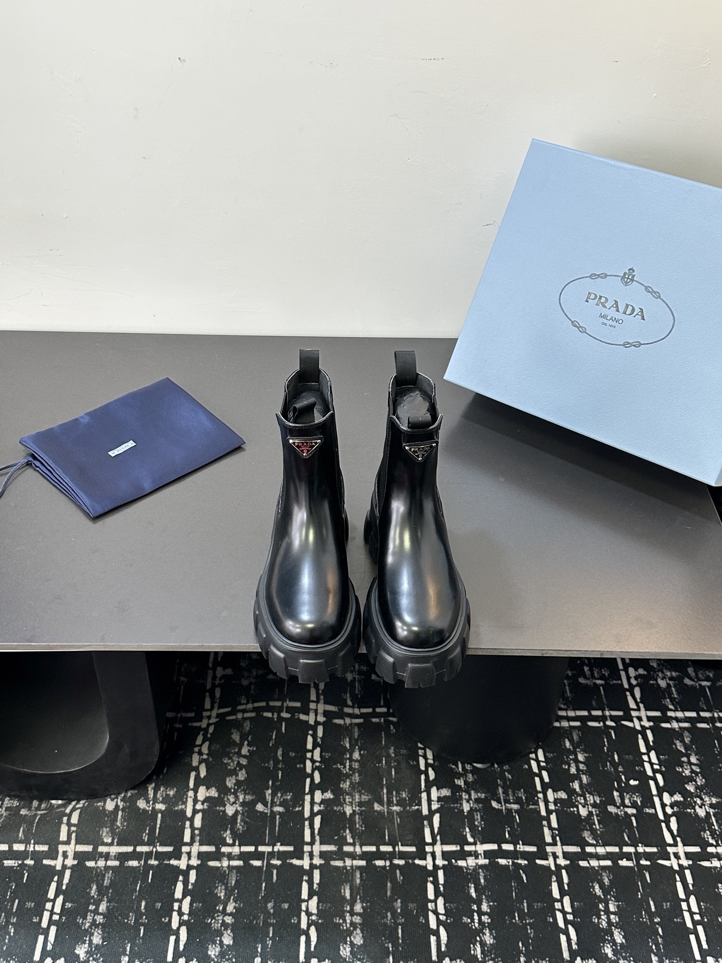 NO:650648,PRADA's latest autumn and winter short boots, imported calfskin surface, imported mixed sheepskin lining, original Italian outsole, size 35-39 (order 40/41), boots, prada, boots, cowhide, sheepskin19860909PRADA最新秋冬短靴 面进口小牛皮 里进口混种羊皮 底意大利原版大底 码数35-39（40/41订）,靴子,prada,boots,cowhide,sheepskin,Women's Shoes