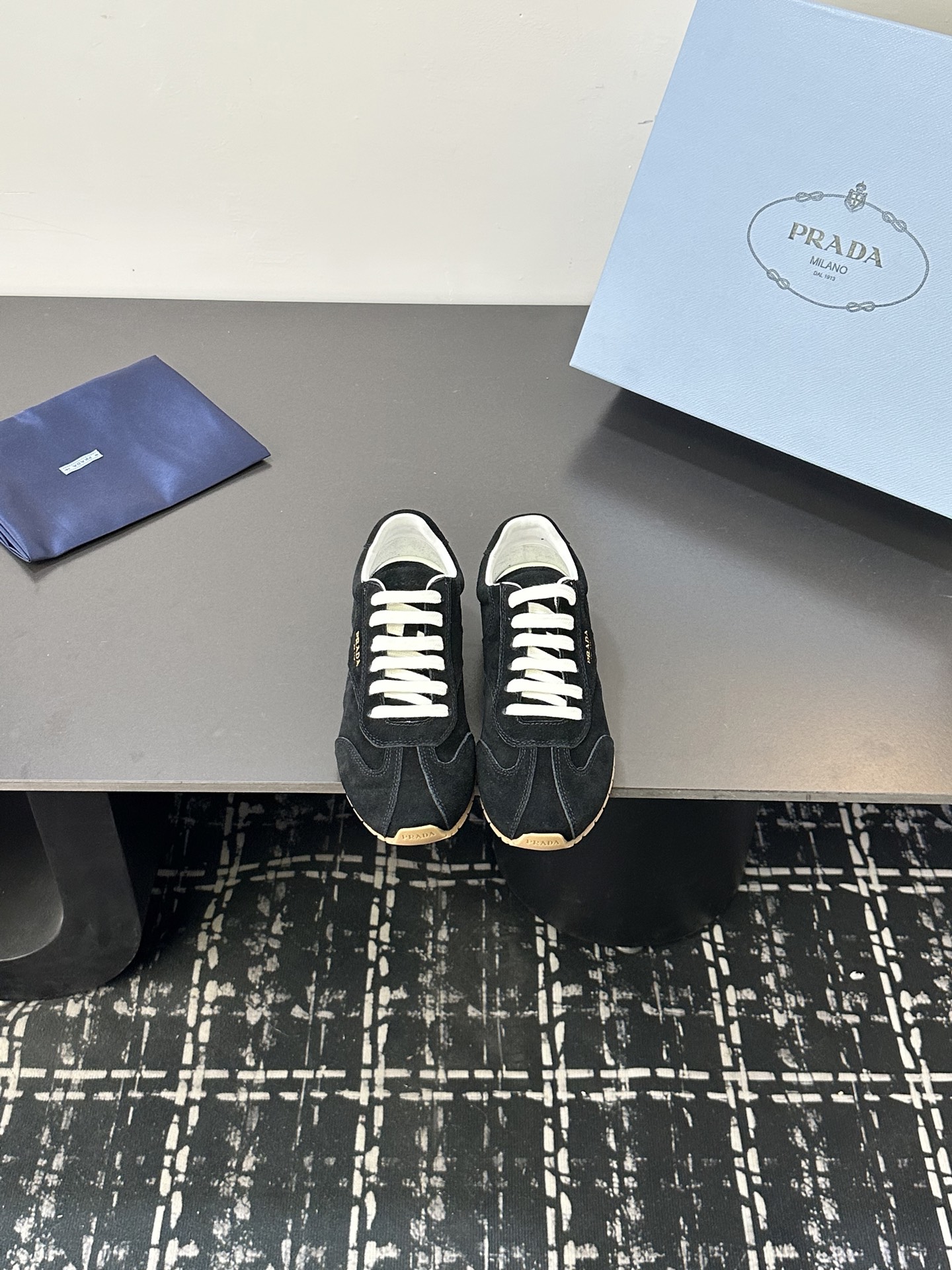 NO:650642,- 25Fw Early Autumn New Prada Suede Cow Leather Sneakers Retro Moral Shoes Lace-up Casual Sneakers This sneaker adopts a soft and lightweight design, showing sports style and simple elegance. Smooth lines and soles outline the silhouette, perfectly balancing functionality, comfort and modern style.  The suede upper has a texture, and the inner sheepskin wrap is soft and waxy. The insole is thickened with lambskin, which is extremely comfortable to step on, has a sense of support, and feels well wrapped. The shoe shape is full of wrapping, light, easy to wear, and practical. It is a casual shoe that makes you taller and longer legs!  High-mercerized cow suede upper, sheepskin lining, original molded TPU two-color outsole, size 35-39 (40.41 custom-made, non-returnable), casual shoes/sports shoes, prada, prada, sneakers, cowhide, sheepskin, chamois leather19860909- 25Fw早秋新款Prada普拉达 绒面牛皮革运动鞋复古德训鞋系带休闲运动鞋 此款运动鞋采用柔软轻盈的设计,展现运动风格与简约高雅气质.流畅线条与鞋底勾勒出廓形,功能性、舒适性与现代风格完美平衡. 鞋面麂皮有肌理感,内里羊皮包裹,软软糯糯的.鞋垫加厚小羊皮,踩上去无比舒适,有支撑感,又包裹得很好的感觉 鞋型包裹感十足,轻便好穿实用的一款休闲鞋,显高显大长腿！ 鞋面高丝光牛反绒 内里垫脚羊皮 鞋底原版开模TPU双色大底 码数35-39（40.41定做不退换）,休闲鞋/运动鞋,prada,prada,sneakers,cowhide,sheepskin,chamois leather,Women's Shoes