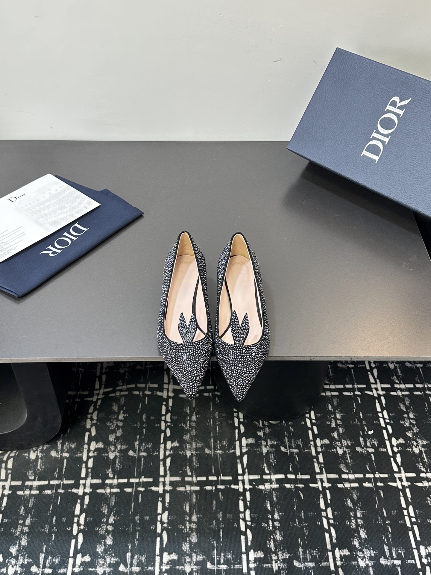 NO:650635,Dior/Dior 25WF new pointed-toe high-heeled shoes. This shoe reshapes the aesthetics of female power with a neat silhouette. The heel height is just right, which not only highlights the slender leg line, but also carries an unintentional aura with every step. Dior's insistence on simple elegance also hides the independent edge of contemporary women. Whether it is paired with a suit and skirt in the workplace to show a professional aura, or a dinner suit to bring out the highlight moment, this pair of high heels can be the finishing touch of the look, bringing elegance with its own edge and focus.  The fabric is made of original custom-made rhinestones, and the lining is made of sheepskin. Italian imported genuine leather outsole size35-39 (34 40/41 customized), high-heeled shoes, dior, dior, high heels, skirts, business suit, sheepskin, Leather soles19860909Dior/迪奥25WF新品尖头 高跟鞋单鞋 这款鞋以利落廓形重塑女性力量美学 鞋跟高度拿捏得宜 既衬出修长腿线 每一步都带着不刻意的气场. Dior对简约优雅的坚守 又暗藏当代女性的独立锋芒. 无论是职场搭配西装套裙彰显专业气场 还是晚宴适配礼服绽放高光时刻 这双高跟鞋都能成为造型的点睛之笔 让优雅自带锋芒与焦点. 面料采用原版定制烫钻 内里踮脚均为羊皮 意大利进口真皮大底 size35-39（34 40/41定制）,高跟鞋单鞋,dior,dior,high heels,skirts,business suit,sheepskin,Leather soles,Women's Shoes